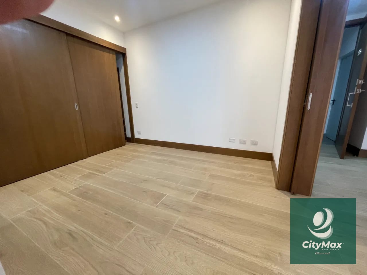 Apartamento en Renta en Vista Hermosa 1 Zona 15 Guatemala Apartamento ubicado en 2do nivel cuenta con 120m² incluye balcón y 2 parqueos • Vestíbulo • Cocina abierta • Sala-comedor con balcón • Lavandería con equipo • Dormitorio secundario o estudio con baño completo • Dormitorio principal con closet y baño completo • 2 parqueos PAA-019-11-17-8 USD1,000 Precio de Renta incluye mantenimiento e IVA — Apartamento en Alquiler en Zona 15, Guatemala, Ciudad — foto 3 de 15