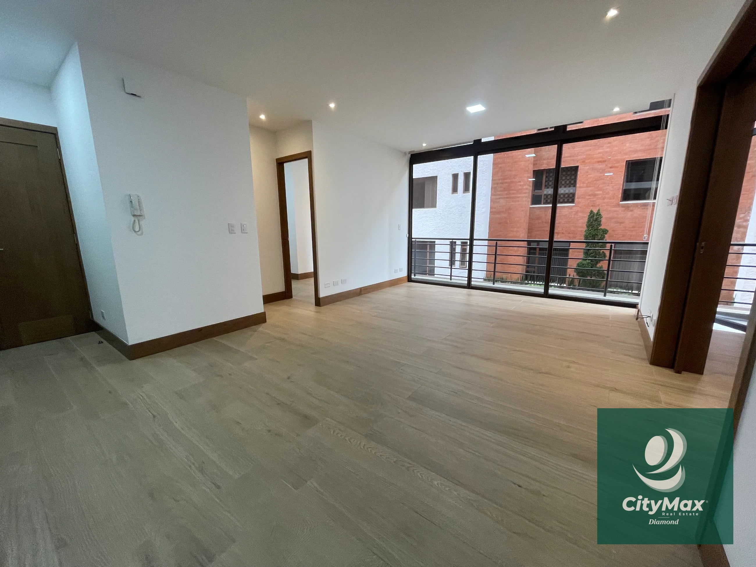 Apartamento en Renta en Vista Hermosa 1 Zona 15 Guatemala Apartamento ubicado en 2do nivel cuenta con 120m² incluye balcón y 2 parqueos • Vestíbulo • Cocina abierta • Sala-comedor con balcón • Lavandería con equipo • Dormitorio secundario o estudio con baño completo • Dormitorio principal con closet y baño completo • 2 parqueos PAA-019-11-17-8 USD1,000 Precio de Renta incluye mantenimiento e IVA - 1