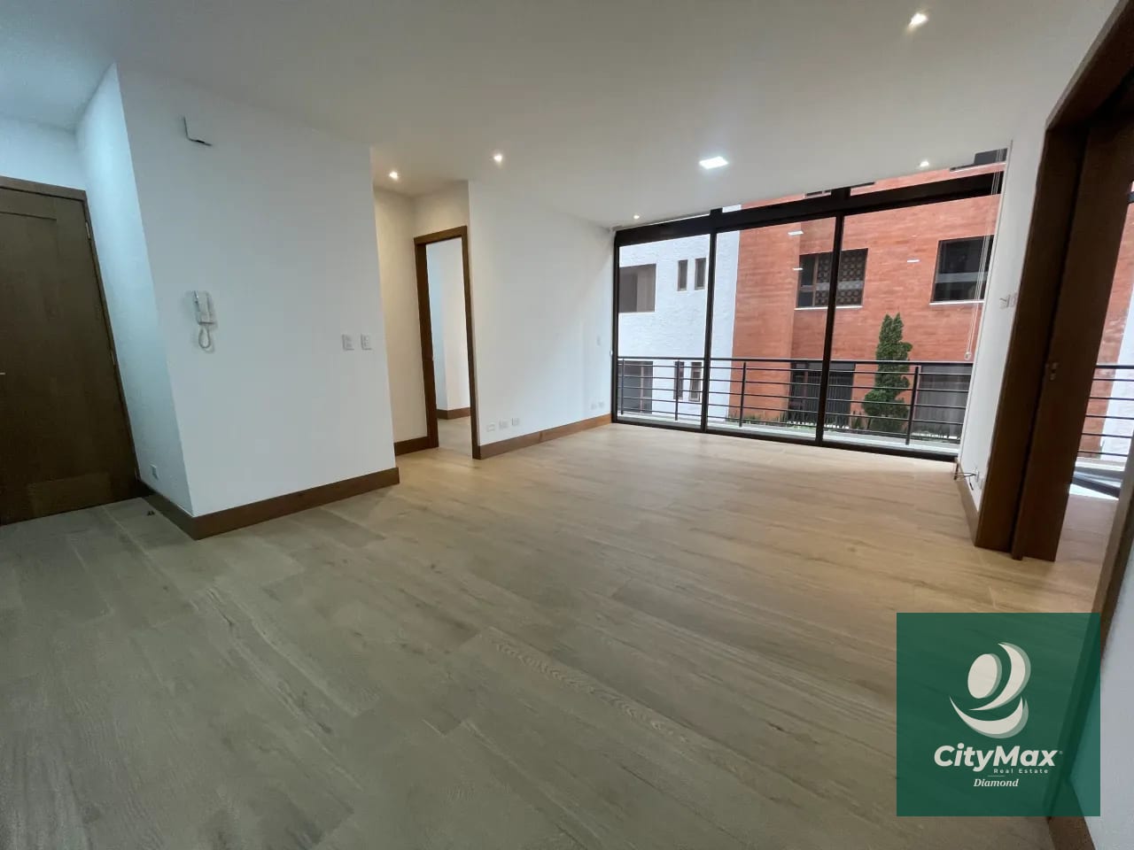 Apartamento en Renta en Vista Hermosa 1 Zona 15 Guatemala Apartamento ubicado en 2do nivel cuenta con 120m² incluye balcón y 2 parqueos • Vestíbulo • Cocina abierta • Sala-comedor con balcón • Lavandería con equipo • Dormitorio secundario o estudio con baño completo • Dormitorio principal con closet y baño completo • 2 parqueos PAA-019-11-17-8 USD1,000 Precio de Renta incluye mantenimiento e IVA — Apartamento en Alquiler en Zona 15, Guatemala, Ciudad — foto 1 de 15