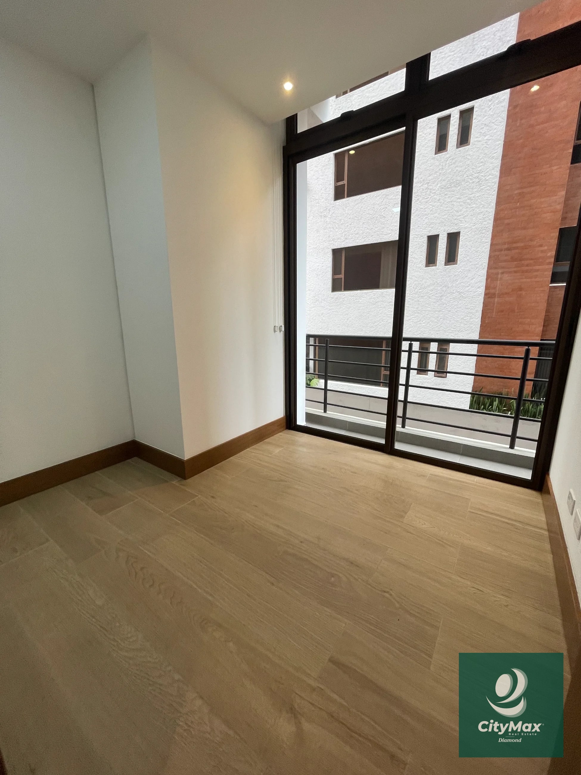 Apartamento en Renta en Vista Hermosa 1 Zona 15 Guatemala Apartamento ubicado en 2do nivel cuenta con 120m² incluye balcón y 2 parqueos • Vestíbulo • Cocina abierta • Sala-comedor con balcón • Lavandería con equipo • Dormitorio secundario o estudio con baño completo • Dormitorio principal con closet y baño completo • 2 parqueos PAA-019-11-17-8 USD1,000 Precio de Renta incluye mantenimiento e IVA - 11