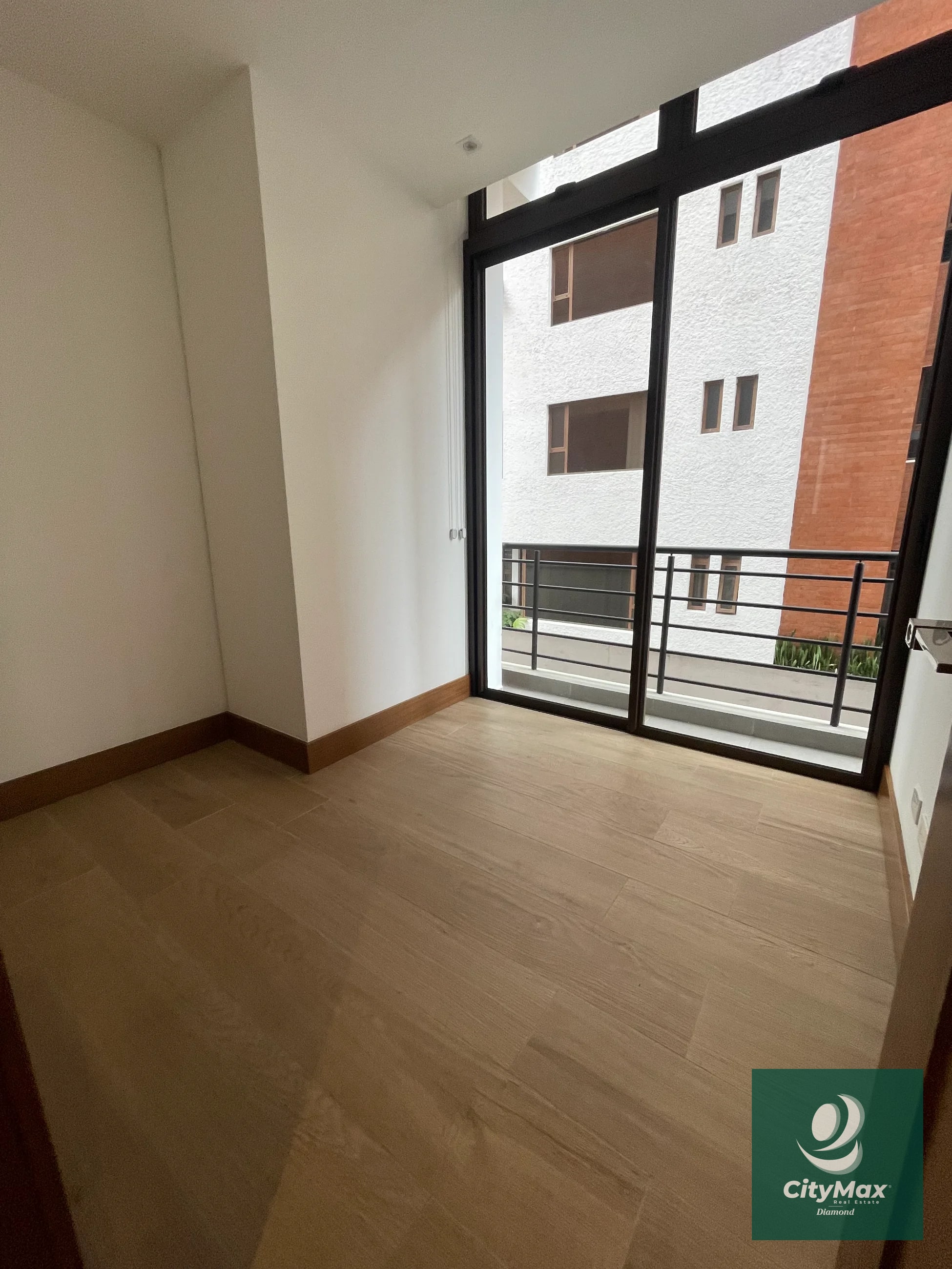 Apartamento en Renta en Vista Hermosa 1 Zona 15 Guatemala Apartamento ubicado en 2do nivel cuenta con 120m² incluye balcón y 2 parqueos • Vestíbulo • Cocina abierta • Sala-comedor con balcón • Lavandería con equipo • Dormitorio secundario o estudio con baño completo • Dormitorio principal con closet y baño completo • 2 parqueos PAA-019-11-17-8 USD1,000 Precio de Renta incluye mantenimiento e IVA - 10