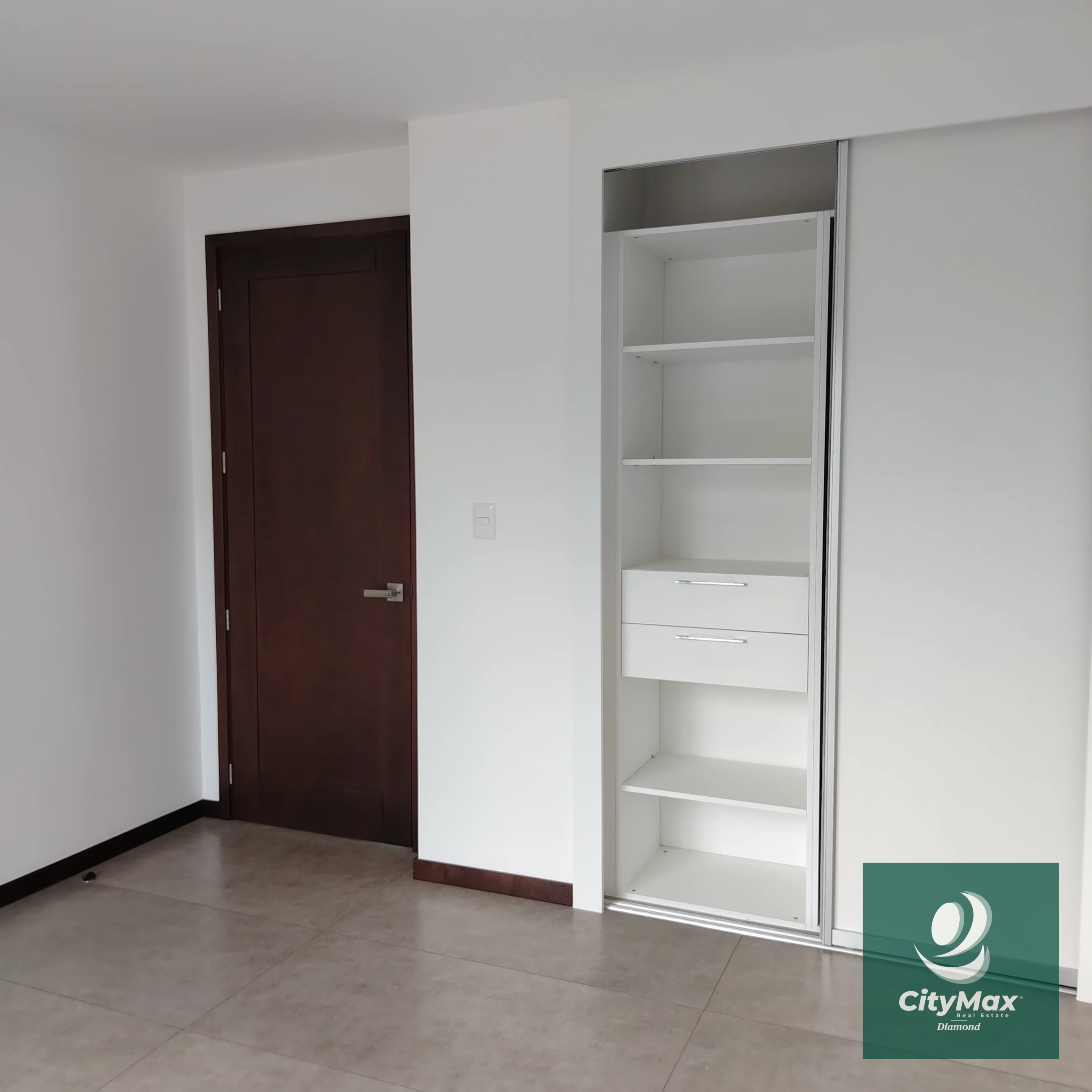 Venta/Renta Albero San Lázaro zona 15 Descubre este moderno apartamento residencial ubicado en la codiciada Zona 15 de Ciudad de Guatemala. Con 153.67 m² de área habitable y espacios diseñados para tu confort, y 25 mt2 de 2 espacios de parqueo, este apartamento en venta o renta ofrece un excelente entorno para disfrutar en familia o invertir con propósito. Su diseño inteligente incluye espacios amplios y ventilados, con vistas agradables desde sus balcones y terrazas. Además, el edificio cuenta con una variedad de amenidades que elevan tu calidad de vida, en una comunidad segura y bien ubicada. Amenidades • Piscina. • Lavandería y línea blanca incluida. • Habitación de servicio • Vigilancia 24/7 y acceso controlado para tu tranquilidad. • Área de juegos infantiles y áreas sociales exteriores. • 2 elevadores. Características principales del inmueble: • 3 habitaciones. • 3 baños completos con acabados modernos. • 2 parqueos. • Área de bodega 5 m² para almacenamiento adicional. • Área de terrazas y balcones 39 m² que brindan espacios al aire libre para relajarse o compartir con familiares y amigos. PVA-007-06-25 USD435,000 - USD2,800 El edificio cuenta con 12 pisos en un entorno rodeado de áreas verdes, proporciona además una atmósfera tranquila y segura. Ya sea que busques invertir o establecer — Apartamento en Alquiler en Zona 15, Guatemala, Ciudad — foto 6 de 17