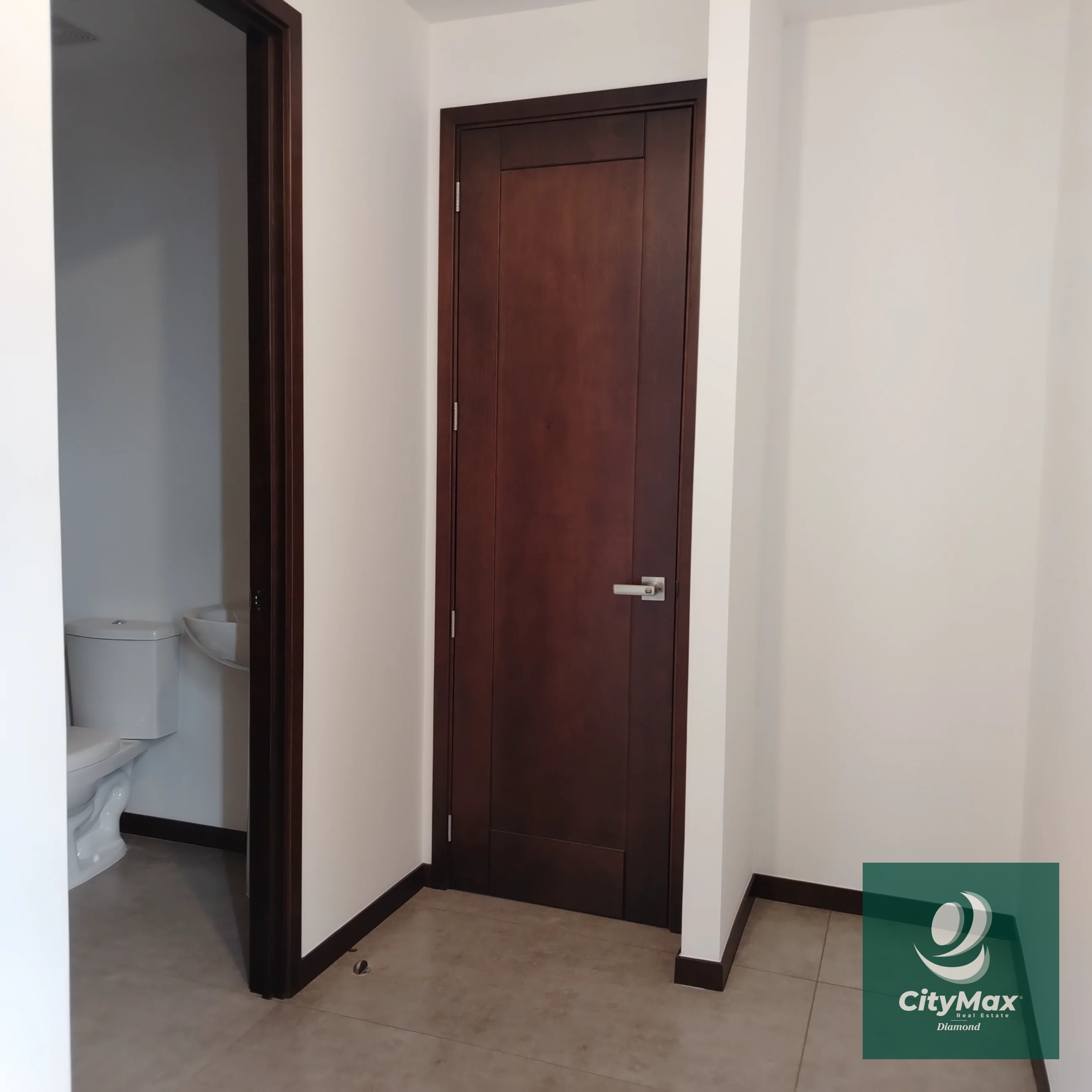 Venta/Renta Albero San Lázaro zona 15 Descubre este moderno apartamento residencial ubicado en la codiciada Zona 15 de Ciudad de Guatemala. Con 153.67 m² de área habitable y espacios diseñados para tu confort, y 25 mt2 de 2 espacios de parqueo, este apartamento en venta o renta ofrece un excelente entorno para disfrutar en familia o invertir con propósito. Su diseño inteligente incluye espacios amplios y ventilados, con vistas agradables desde sus balcones y terrazas. Además, el edificio cuenta con una variedad de amenidades que elevan tu calidad de vida, en una comunidad segura y bien ubicada. Amenidades • Piscina. • Lavandería y línea blanca incluida. • Habitación de servicio • Vigilancia 24/7 y acceso controlado para tu tranquilidad. • Área de juegos infantiles y áreas sociales exteriores. • 2 elevadores. Características principales del inmueble: • 3 habitaciones. • 3 baños completos con acabados modernos. • 2 parqueos. • Área de bodega 5 m² para almacenamiento adicional. • Área de terrazas y balcones 39 m² que brindan espacios al aire libre para relajarse o compartir con familiares y amigos. PVA-007-06-25 USD435,000 - USD2,800 El edificio cuenta con 12 pisos en un entorno rodeado de áreas verdes, proporciona además una atmósfera tranquila y segura. Ya sea que busques invertir o establecer — Apartamento en Alquiler en Zona 15, Guatemala, Ciudad — foto 13 de 17