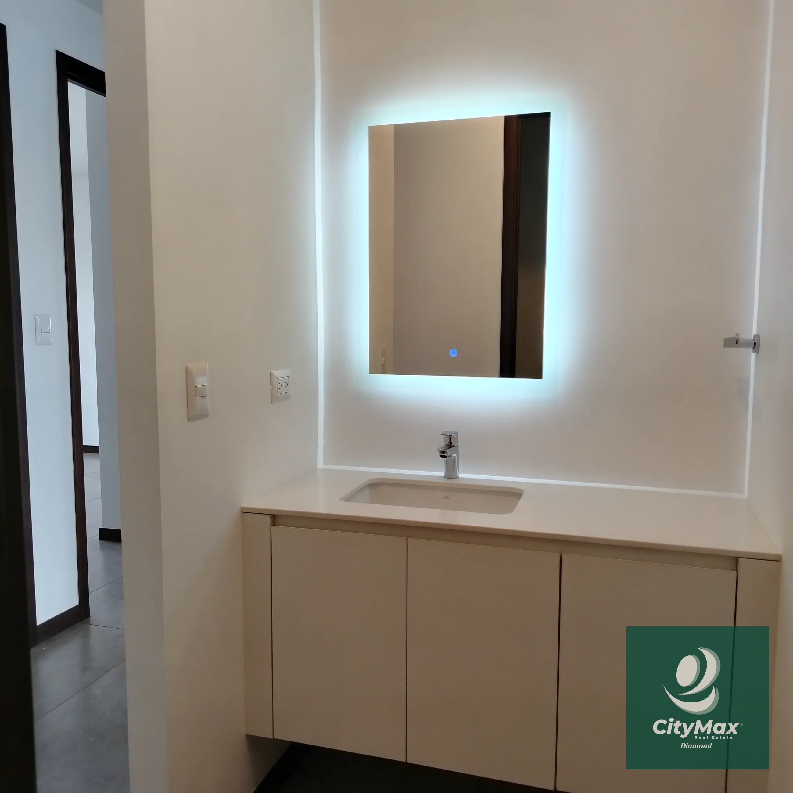 Venta/Renta Albero San Lázaro zona 15 Descubre este moderno apartamento residencial ubicado en la codiciada Zona 15 de Ciudad de Guatemala. Con 153.67 m² de área habitable y espacios diseñados para tu confort, y 25 mt2 de 2 espacios de parqueo, este apartamento en venta o renta ofrece un excelente entorno para disfrutar en familia o invertir con propósito. Su diseño inteligente incluye espacios amplios y ventilados, con vistas agradables desde sus balcones y terrazas. Además, el edificio cuenta con una variedad de amenidades que elevan tu calidad de vida, en una comunidad segura y bien ubicada. Amenidades • Piscina. • Lavandería y línea blanca incluida. • Habitación de servicio • Vigilancia 24/7 y acceso controlado para tu tranquilidad. • Área de juegos infantiles y áreas sociales exteriores. • 2 elevadores. Características principales del inmueble: • 3 habitaciones. • 3 baños completos con acabados modernos. • 2 parqueos. • Área de bodega 5 m² para almacenamiento adicional. • Área de terrazas y balcones 39 m² que brindan espacios al aire libre para relajarse o compartir con familiares y amigos. PVA-007-06-25 USD435,000 - USD2,800 El edificio cuenta con 12 pisos en un entorno rodeado de áreas verdes, proporciona además una atmósfera tranquila y segura. Ya sea que busques invertir o establecer — Apartamento en Alquiler en Zona 15, Guatemala, Ciudad — foto 11 de 17