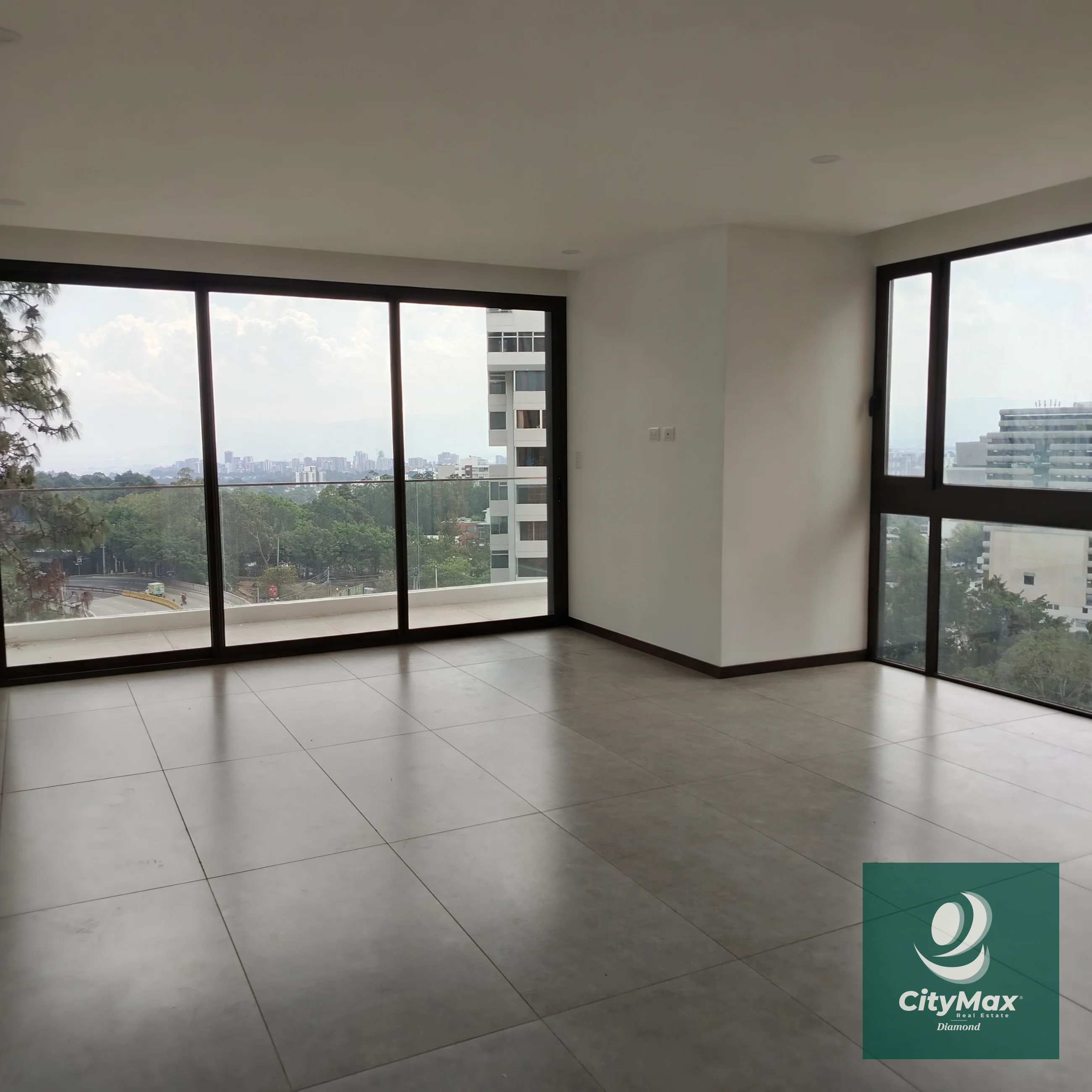 Venta/Renta Albero San Lázaro zona 15 Descubre este moderno apartamento residencial ubicado en la codiciada Zona 15 de Ciudad de Guatemala. Con 153.67 m² de área habitable y espacios diseñados para tu confort, y 25 mt2 de 2 espacios de parqueo, este apartamento en venta o renta ofrece un excelente entorno para disfrutar en familia o invertir con propósito. Su diseño inteligente incluye espacios amplios y ventilados, con vistas agradables desde sus balcones y terrazas. Además, el edificio cuenta con una variedad de amenidades que elevan tu calidad de vida, en una comunidad segura y bien ubicada. Amenidades • Piscina. • Lavandería y línea blanca incluida. • Habitación de servicio • Vigilancia 24/7 y acceso controlado para tu tranquilidad. • Área de juegos infantiles y áreas sociales exteriores. • 2 elevadores. Características principales del inmueble: • 3 habitaciones. • 3 baños completos con acabados modernos. • 2 parqueos. • Área de bodega 5 m² para almacenamiento adicional. • Área de terrazas y balcones 39 m² que brindan espacios al aire libre para relajarse o compartir con familiares y amigos. PVA-007-06-25 USD435,000 - USD2,800 El edificio cuenta con 12 pisos en un entorno rodeado de áreas verdes, proporciona además una atmósfera tranquila y segura. Ya sea que busques invertir o establecer — Apartamento en Alquiler en Zona 15, Guatemala, Ciudad — foto 15 de 17