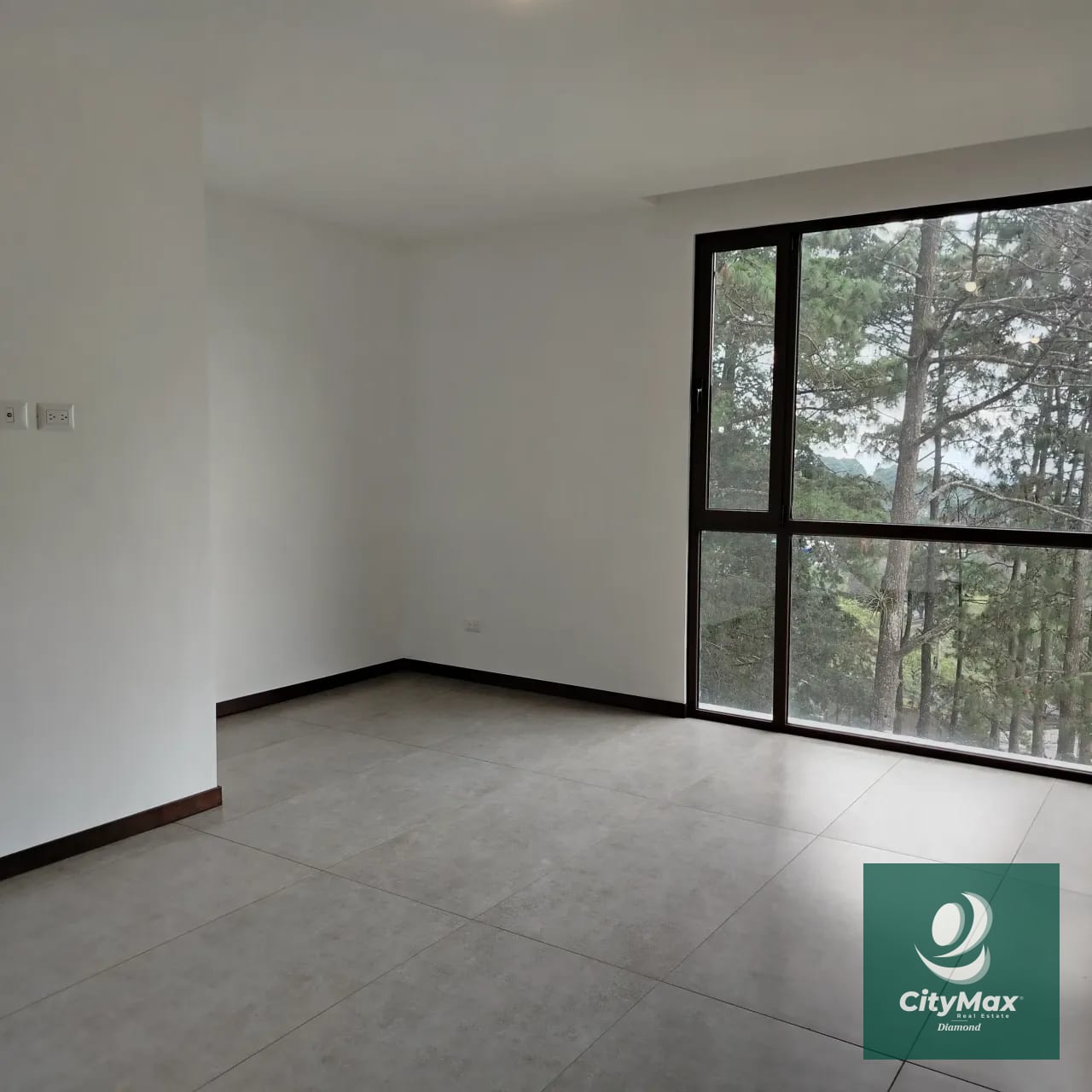 Venta/Renta Albero San Lázaro zona 15 Descubre este moderno apartamento residencial ubicado en la codiciada Zona 15 de Ciudad de Guatemala. Con 153.67 m² de área habitable y espacios diseñados para tu confort, y 25 mt2 de 2 espacios de parqueo, este apartamento en venta o renta ofrece un excelente entorno para disfrutar en familia o invertir con propósito. Su diseño inteligente incluye espacios amplios y ventilados, con vistas agradables desde sus balcones y terrazas. Además, el edificio cuenta con una variedad de amenidades que elevan tu calidad de vida, en una comunidad segura y bien ubicada. Amenidades • Piscina. • Lavandería y línea blanca incluida. • Habitación de servicio • Vigilancia 24/7 y acceso controlado para tu tranquilidad. • Área de juegos infantiles y áreas sociales exteriores. • 2 elevadores. Características principales del inmueble: • 3 habitaciones. • 3 baños completos con acabados modernos. • 2 parqueos. • Área de bodega 5 m² para almacenamiento adicional. • Área de terrazas y balcones 39 m² que brindan espacios al aire libre para relajarse o compartir con familiares y amigos. PVA-007-06-25 USD435,000 - USD2,800 El edificio cuenta con 12 pisos en un entorno rodeado de áreas verdes, proporciona además una atmósfera tranquila y segura. Ya sea que busques invertir o establecer — Apartamento en Alquiler en Zona 15, Guatemala, Ciudad — foto 8 de 17