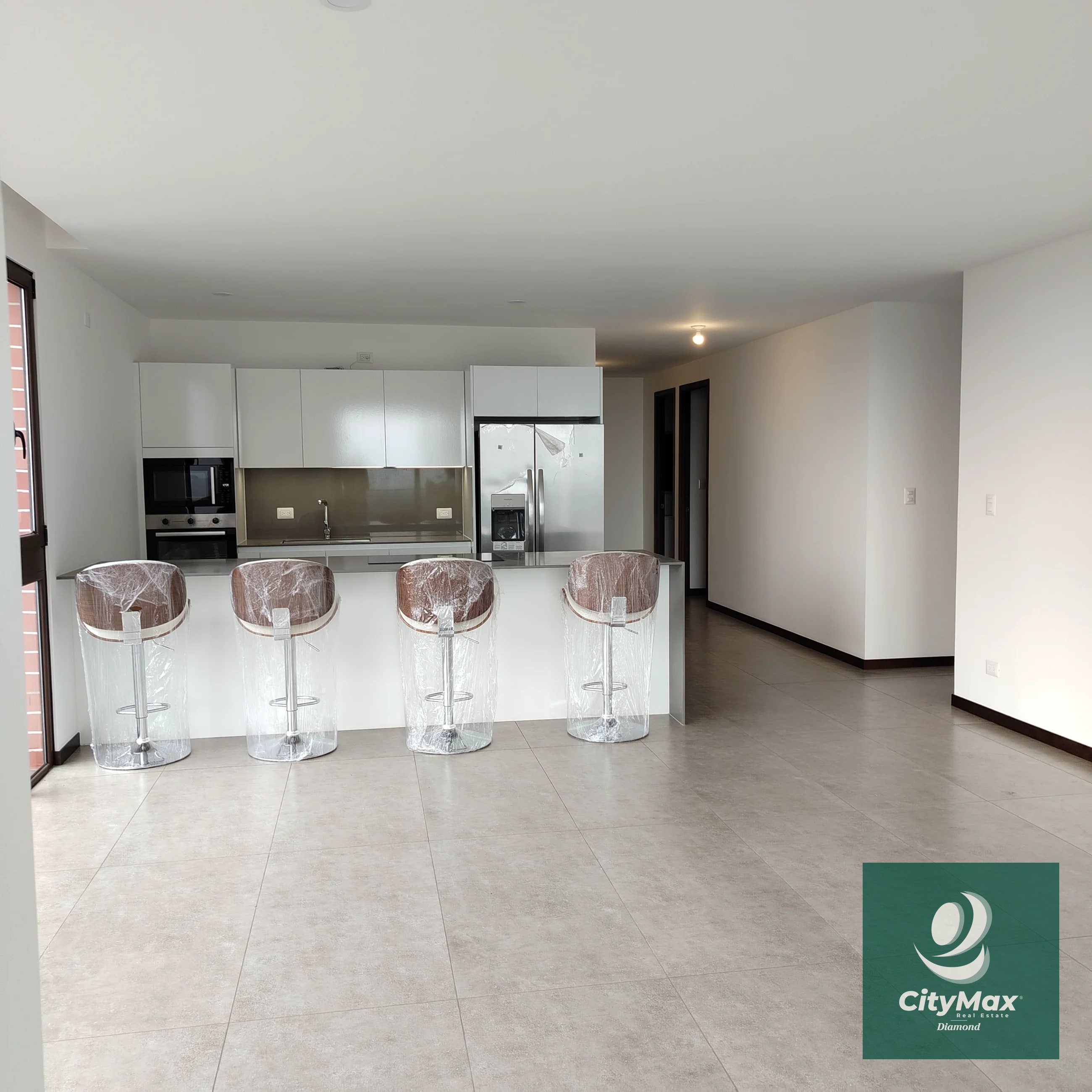 Venta/Renta Albero San Lázaro zona 15 Descubre este moderno apartamento residencial ubicado en la codiciada Zona 15 de Ciudad de Guatemala. Con 153.67 m² de área habitable y espacios diseñados para tu confort, y 25 mt2 de 2 espacios de parqueo, este apartamento en venta o renta ofrece un excelente entorno para disfrutar en familia o invertir con propósito. Su diseño inteligente incluye espacios amplios y ventilados, con vistas agradables desde sus balcones y terrazas. Además, el edificio cuenta con una variedad de amenidades que elevan tu calidad de vida, en una comunidad segura y bien ubicada. Amenidades • Piscina. • Lavandería y línea blanca incluida. • Habitación de servicio • Vigilancia 24/7 y acceso controlado para tu tranquilidad. • Área de juegos infantiles y áreas sociales exteriores. • 2 elevadores. Características principales del inmueble: • 3 habitaciones. • 3 baños completos con acabados modernos. • 2 parqueos. • Área de bodega 5 m² para almacenamiento adicional. • Área de terrazas y balcones 39 m² que brindan espacios al aire libre para relajarse o compartir con familiares y amigos. PVA-007-06-25 USD435,000 - USD2,800 El edificio cuenta con 12 pisos en un entorno rodeado de áreas verdes, proporciona además una atmósfera tranquila y segura. Ya sea que busques invertir o establecer — Apartamento en Alquiler en Zona 15, Guatemala, Ciudad — foto 16 de 17