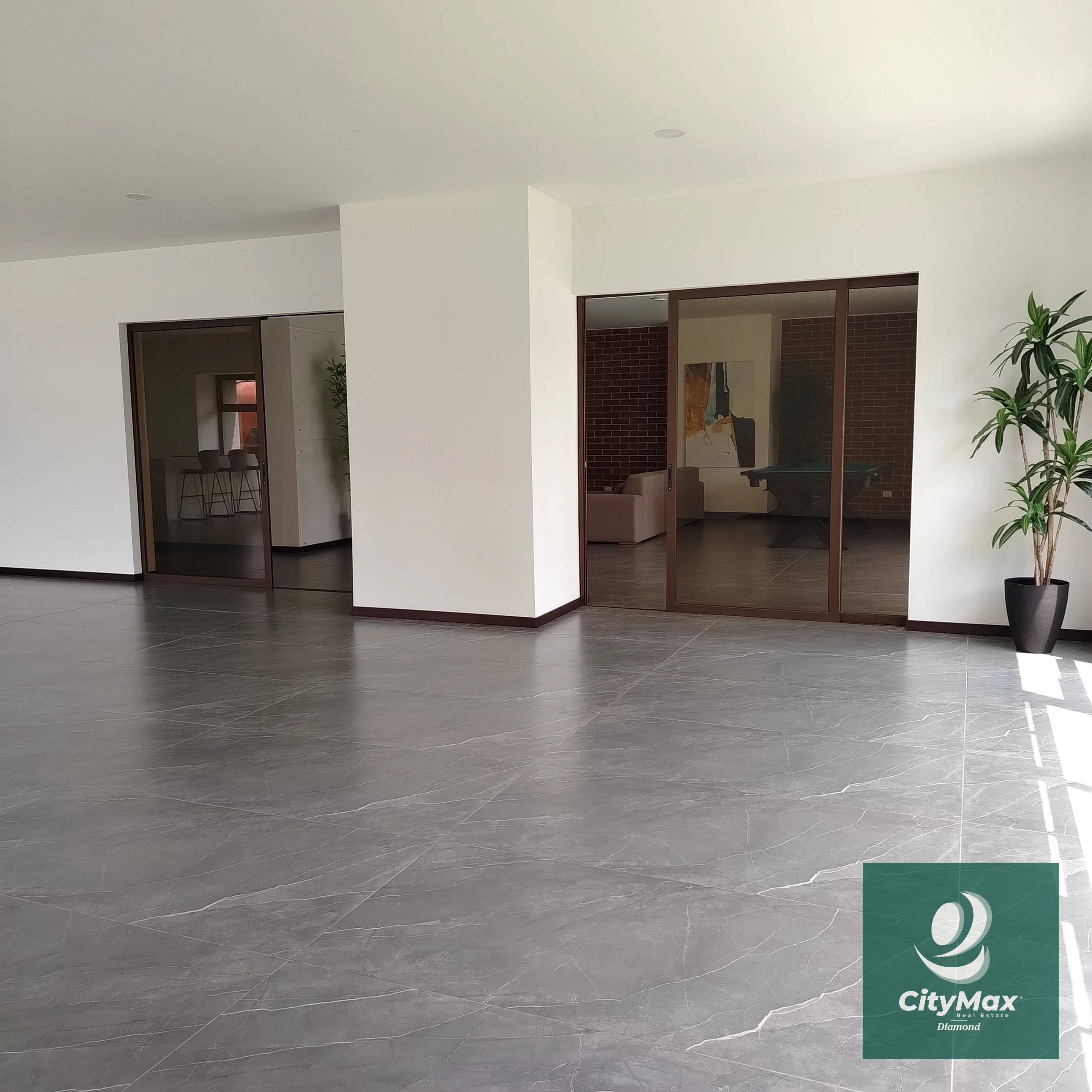 Venta/Renta Albero San Lázaro zona 15 Descubre este moderno apartamento residencial ubicado en la codiciada Zona 15 de Ciudad de Guatemala. Con 153.67 m² de área habitable y espacios diseñados para tu confort, y 25 mt2 de 2 espacios de parqueo, este apartamento en venta o renta ofrece un excelente entorno para disfrutar en familia o invertir con propósito. Su diseño inteligente incluye espacios amplios y ventilados, con vistas agradables desde sus balcones y terrazas. Además, el edificio cuenta con una variedad de amenidades que elevan tu calidad de vida, en una comunidad segura y bien ubicada. Amenidades • Piscina. • Lavandería y línea blanca incluida. • Habitación de servicio • Vigilancia 24/7 y acceso controlado para tu tranquilidad. • Área de juegos infantiles y áreas sociales exteriores. • 2 elevadores. Características principales del inmueble: • 3 habitaciones. • 3 baños completos con acabados modernos. • 2 parqueos. • Área de bodega 5 m² para almacenamiento adicional. • Área de terrazas y balcones 39 m² que brindan espacios al aire libre para relajarse o compartir con familiares y amigos. PVA-007-06-25 USD435,000 - USD2,800 El edificio cuenta con 12 pisos en un entorno rodeado de áreas verdes, proporciona además una atmósfera tranquila y segura. Ya sea que busques invertir o establecer — Apartamento en Alquiler en Zona 15, Guatemala, Ciudad — foto 2 de 17