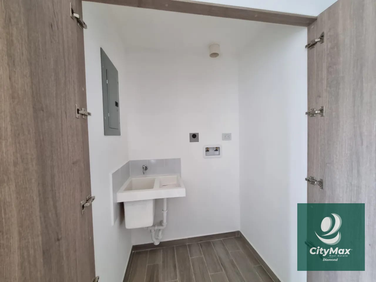 Apartamento en Renta en Edificio en Zona 10 — Apartamento en Alquiler en Parque 10, Zona 10, Guatemala, Ciudad — foto 6 de 17