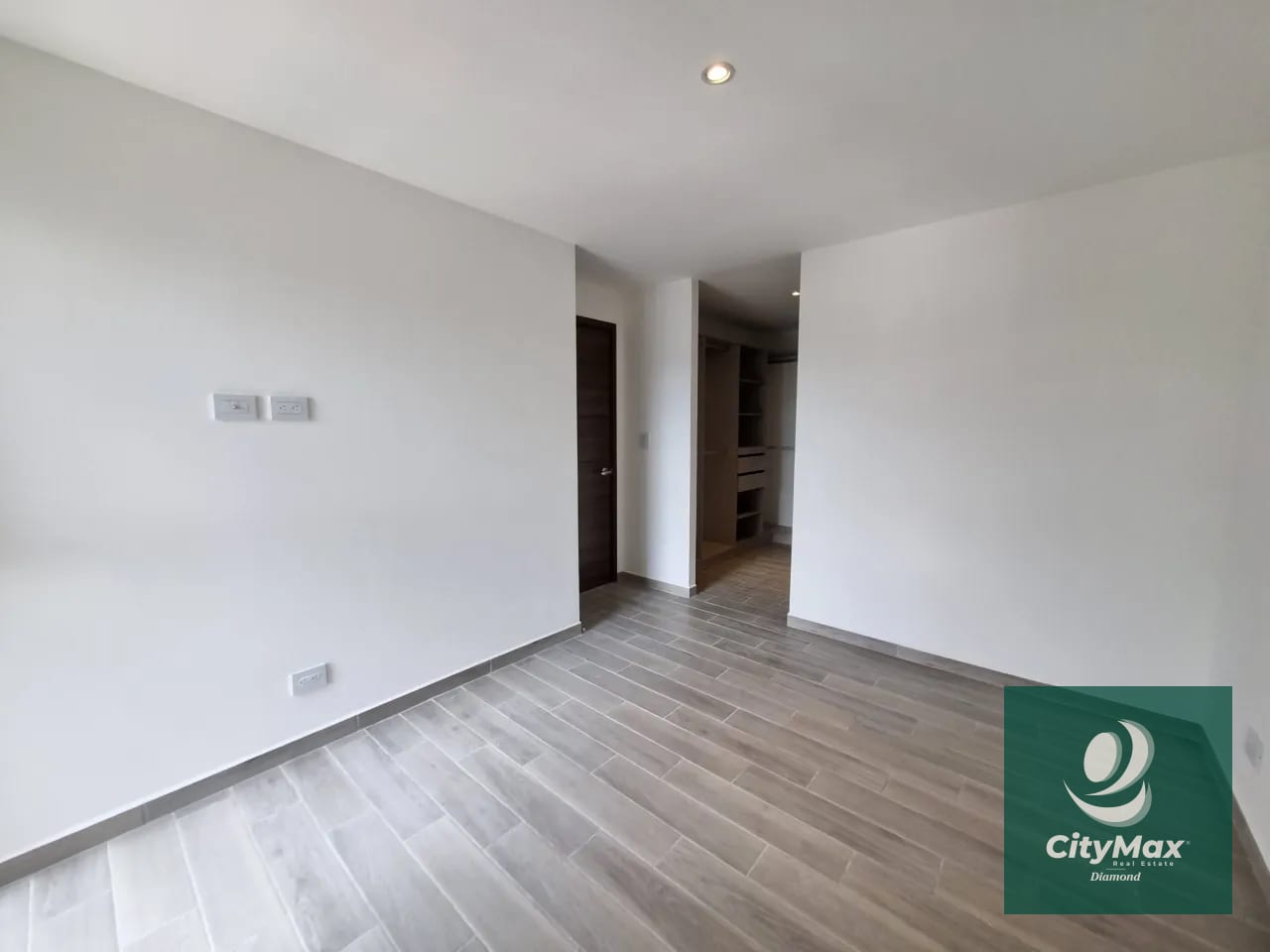 Apartamento en Renta en Edificio en Zona 10 — Apartamento en Alquiler en Parque 10, Zona 10, Guatemala, Ciudad — foto 7 de 17