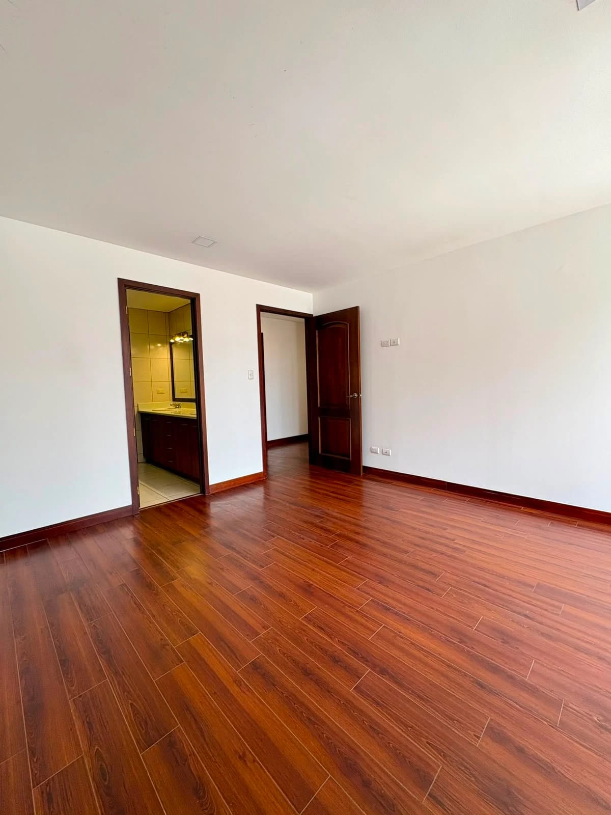 Apartamento en renta Jardines del Acueducto zona 10 — Apartamento en Alquiler en Jardines del Acueducto, Zona 10, Guatemala, Ciudad — foto 10 de 16