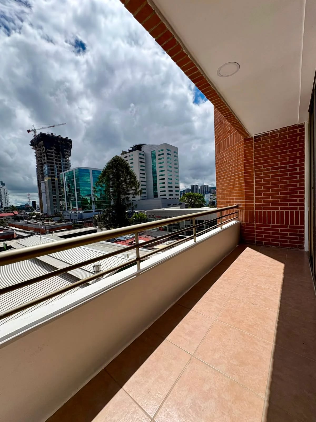 Apartamento en renta Jardines del Acueducto zona 10 — Apartamento en Alquiler en Jardines del Acueducto, Zona 10, Guatemala, Ciudad — foto 13 de 16
