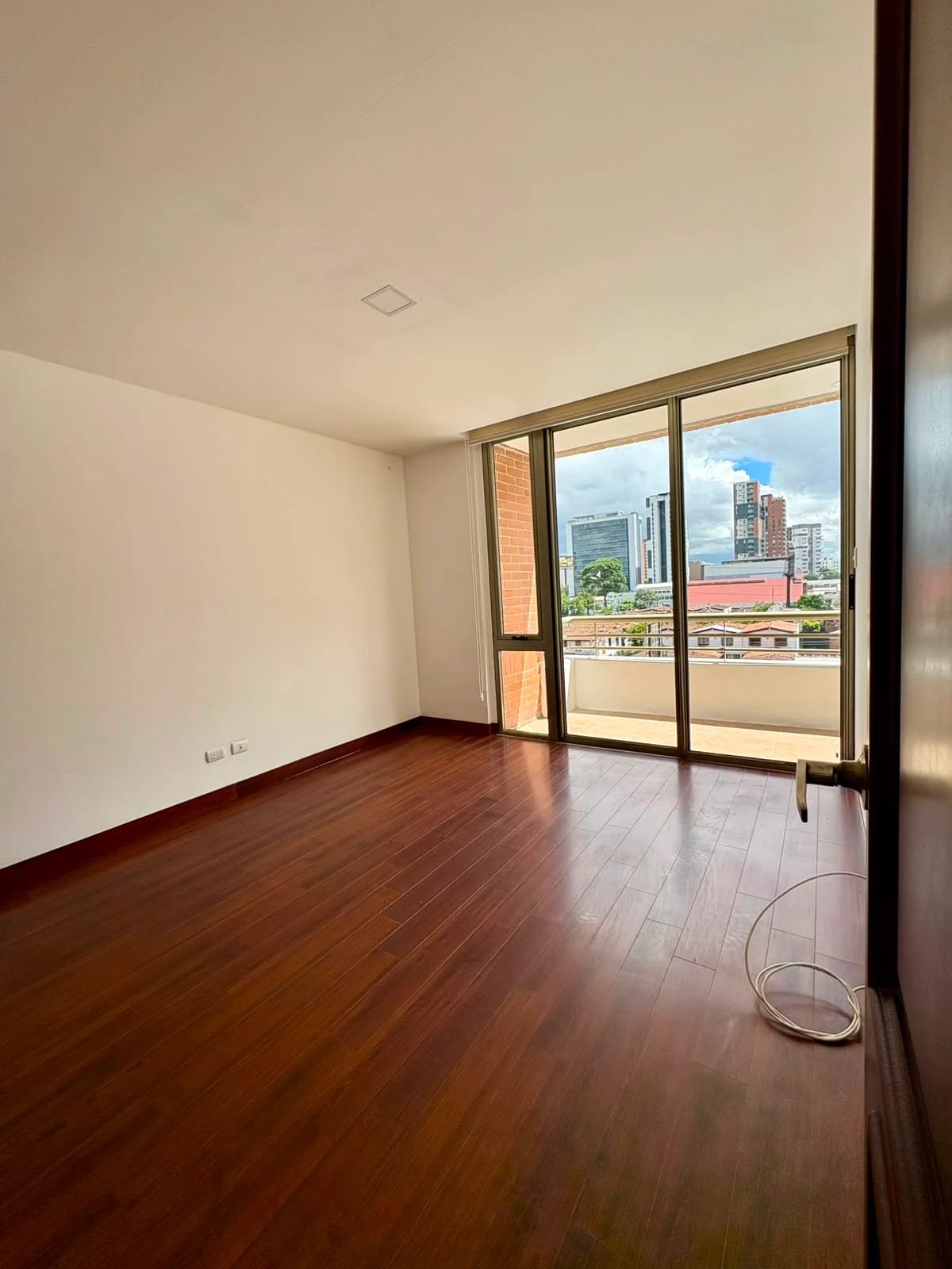 Apartamento en renta Jardines del Acueducto zona 10 — Apartamento en Alquiler en Jardines del Acueducto, Zona 10, Guatemala, Ciudad — foto 14 de 16