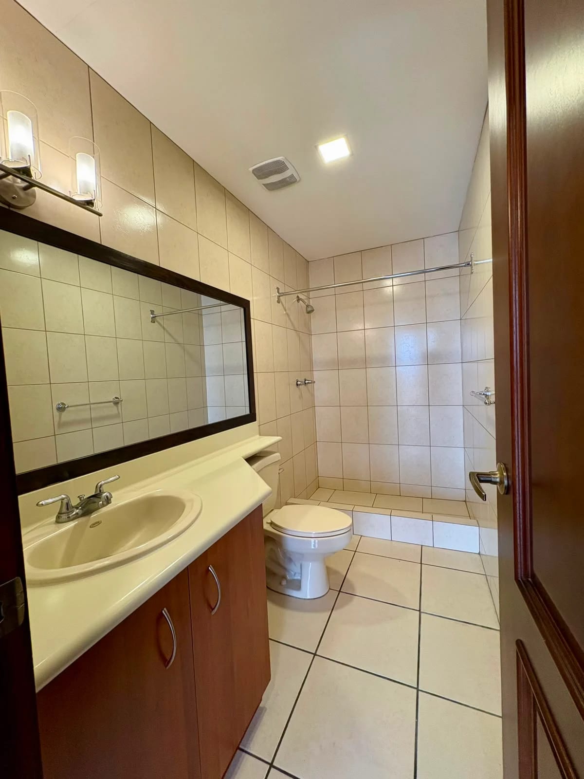 Apartamento en renta Jardines del Acueducto zona 10 — Apartamento en Alquiler en Jardines del Acueducto, Zona 10, Guatemala, Ciudad — foto 16 de 16
