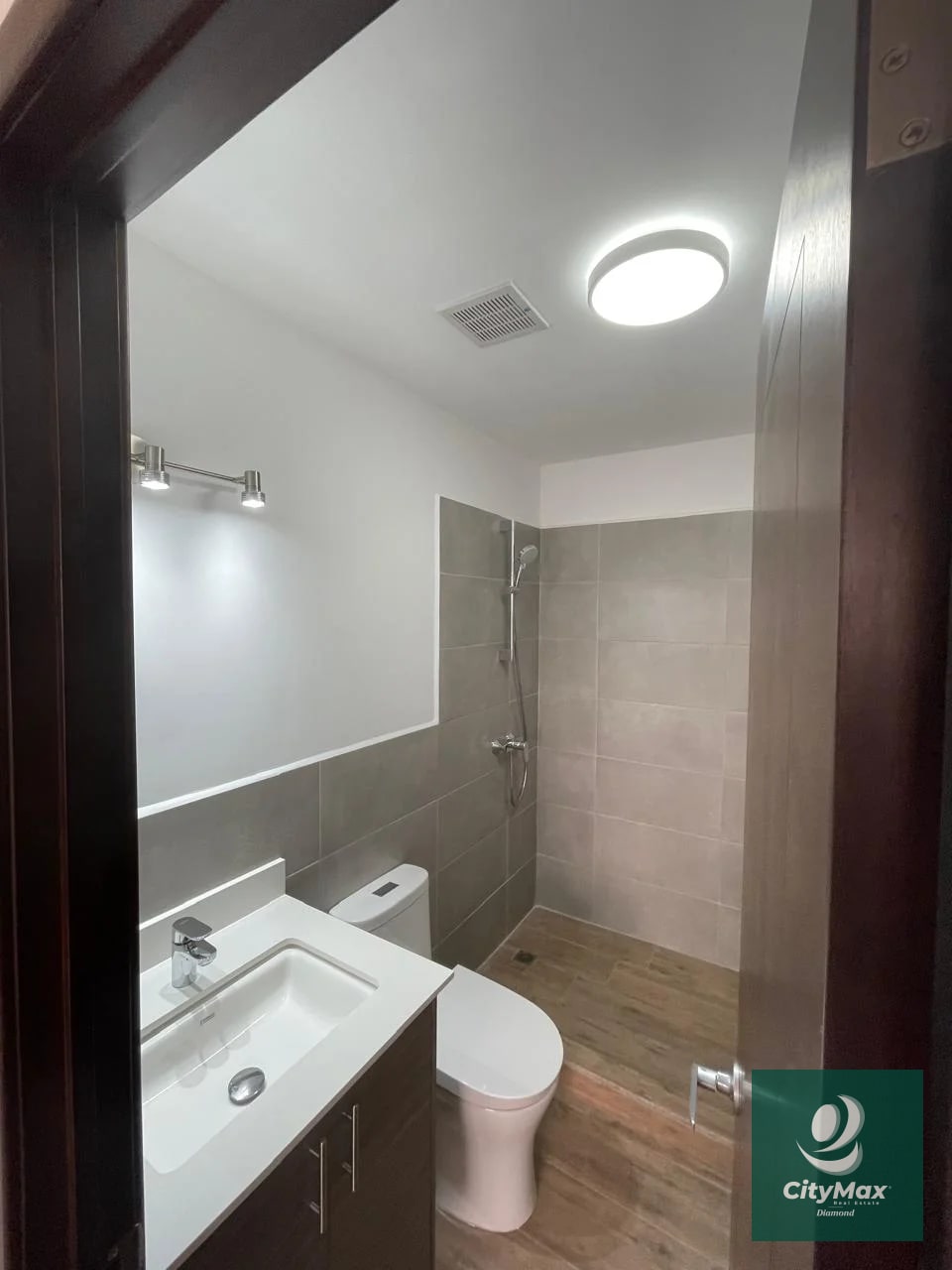 Apartamento en Renta en Zona 10 Cercano a Diagonal 6 - 8