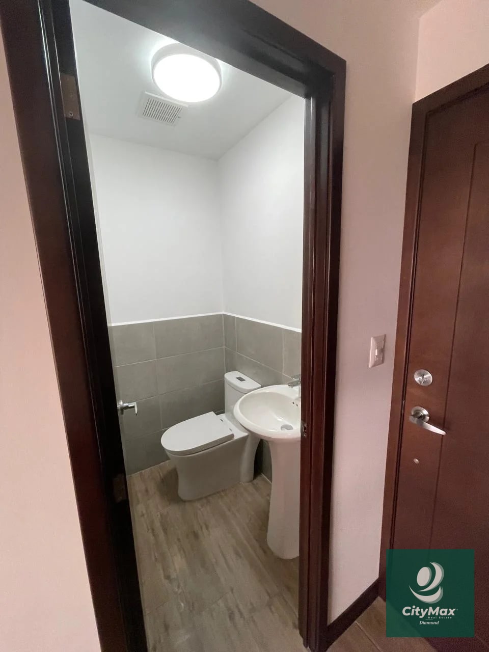 Apartamento en Renta en Zona 10 Cercano a Diagonal 6 - 6