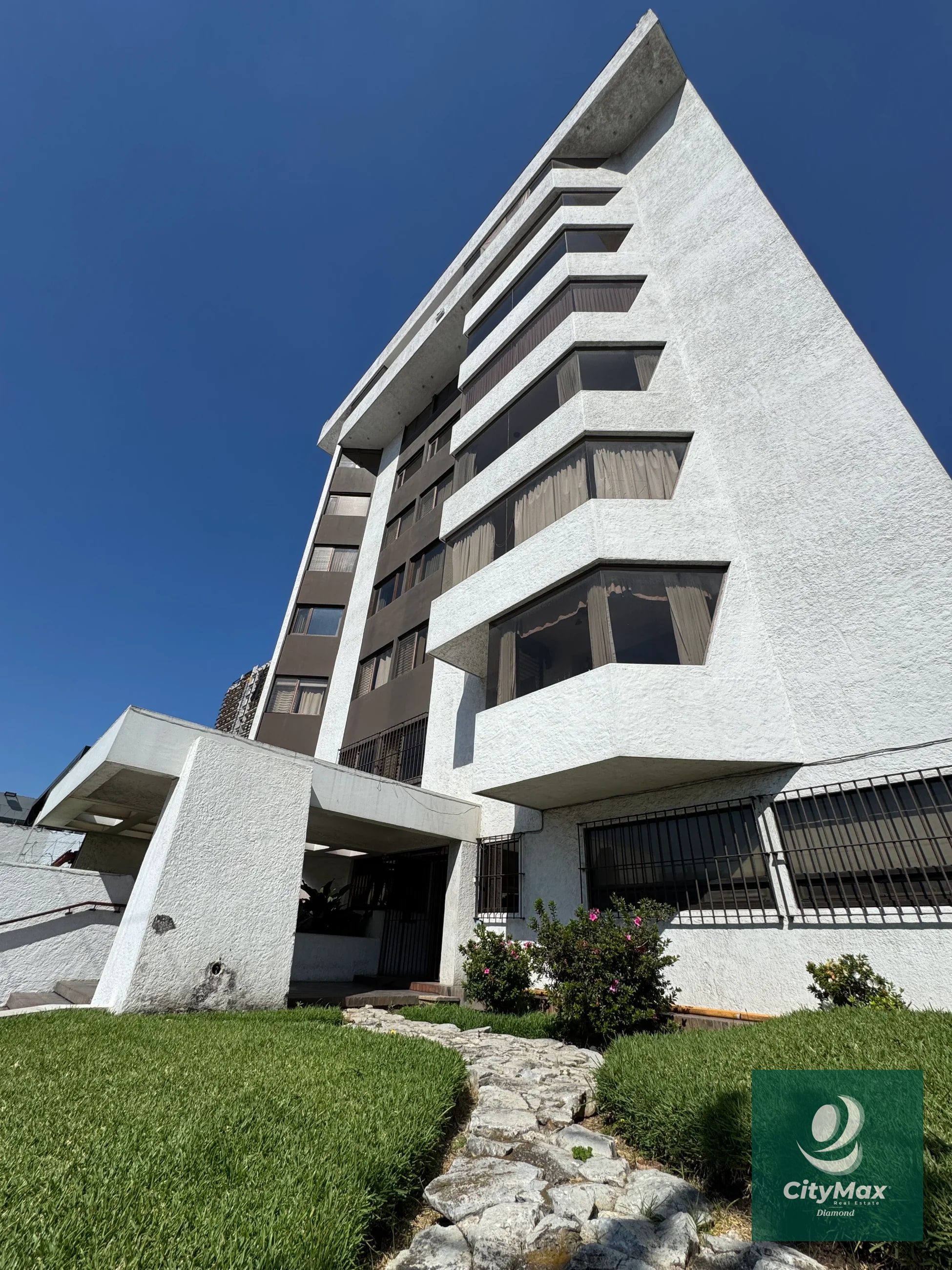 Apartamento Amueblado en venta y renta zona 10 - 12