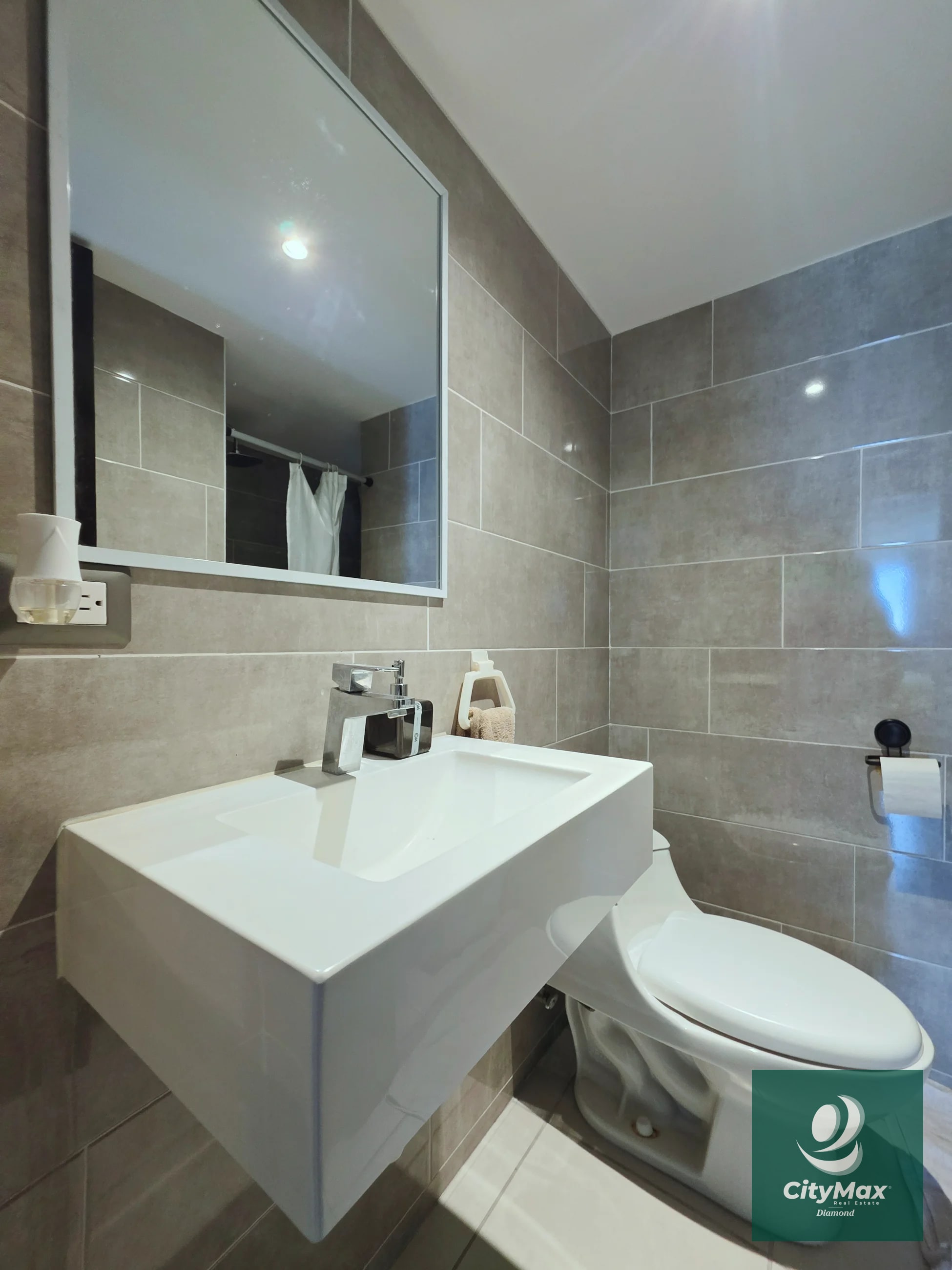 Apartamento Amueblado en Renta en Zona 11 Charcas - 11