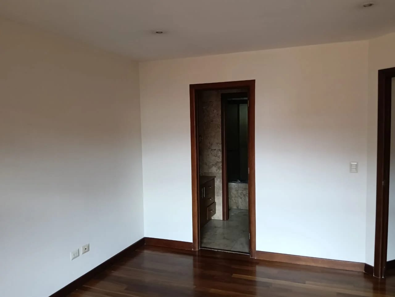 Vendo Apto Z.10 Edif. Mirafiori REF.6827 *110 M2, 2 Hab, 2 Baños, 2 Parqueos, $250k* — Apartamento en Venta en Zona 10, Guatemala, Ciudad — foto 1 de 16
