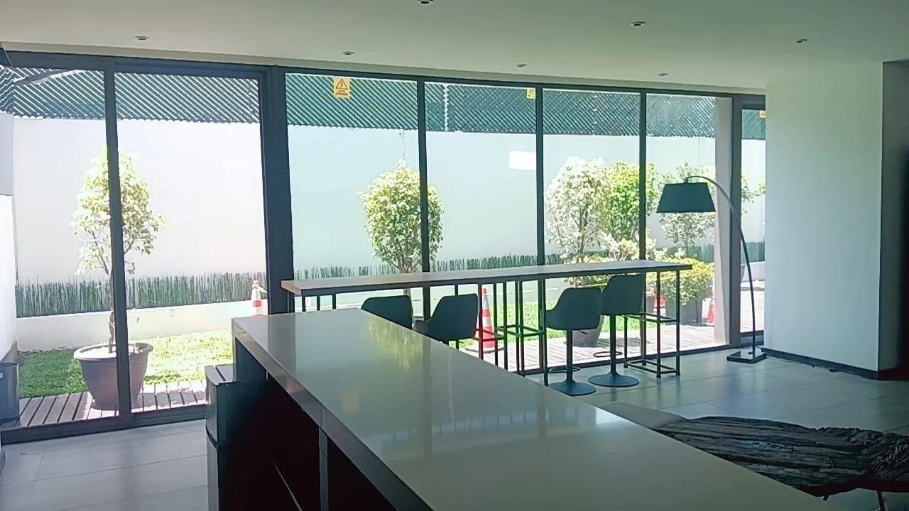 RENTO APTO AMUEBLADO Z.10 EDIF URBANA REF.6935 *2 HAB, 2.5 BAÑOS, 2 PARQUEOS, 88M2, $1125* — Apartamento en Alquiler en Zona 10, Guatemala, Ciudad — foto 9 de 16