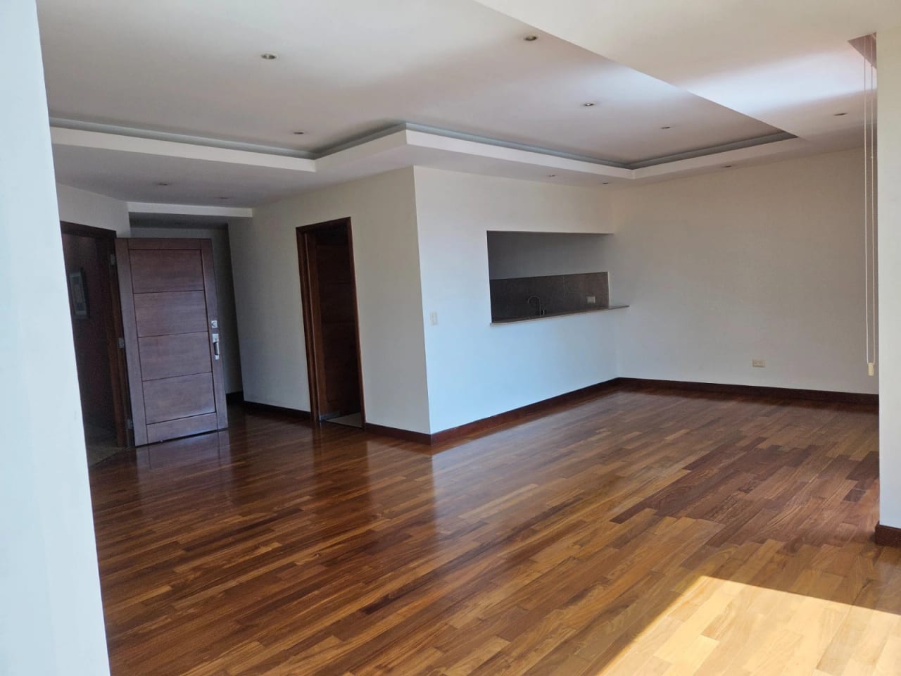 Rento Apto Z.10 Edif. Mirafiori, 6953 *110M2, 2 Hab, 2 Baños, 2 Parq — Apartamento en Alquiler en Zona 10, Guatemala, Ciudad — foto 1 de 9