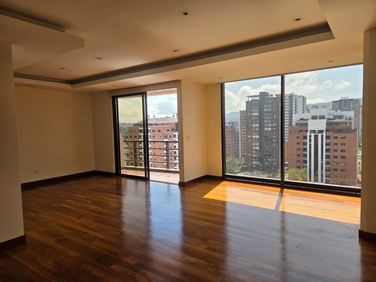 Rento Apto Z.10 Edif. Mirafiori, 6953 *110M2, 2 Hab, 2 Baños, 2 Parq — Apartamento en Alquiler en Zona 10, Guatemala, Ciudad — foto 3 de 9