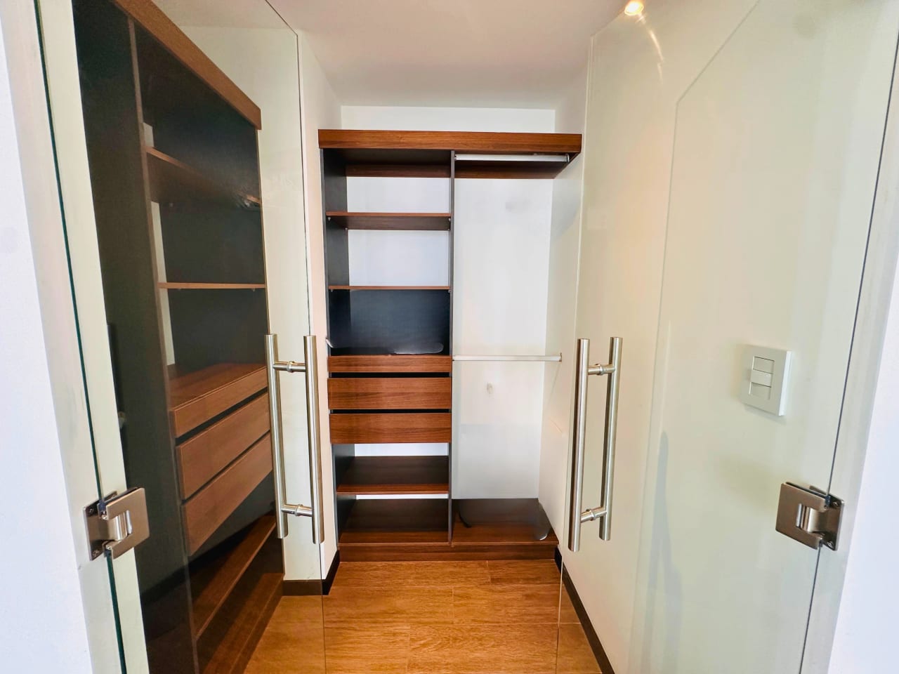 APARTAMENTO EN RENTA, EDIF. IQ 10, ZONA 10 — Apartamento en Alquiler en IQ10, Zona 10, Guatemala, Ciudad — foto 12 de 17