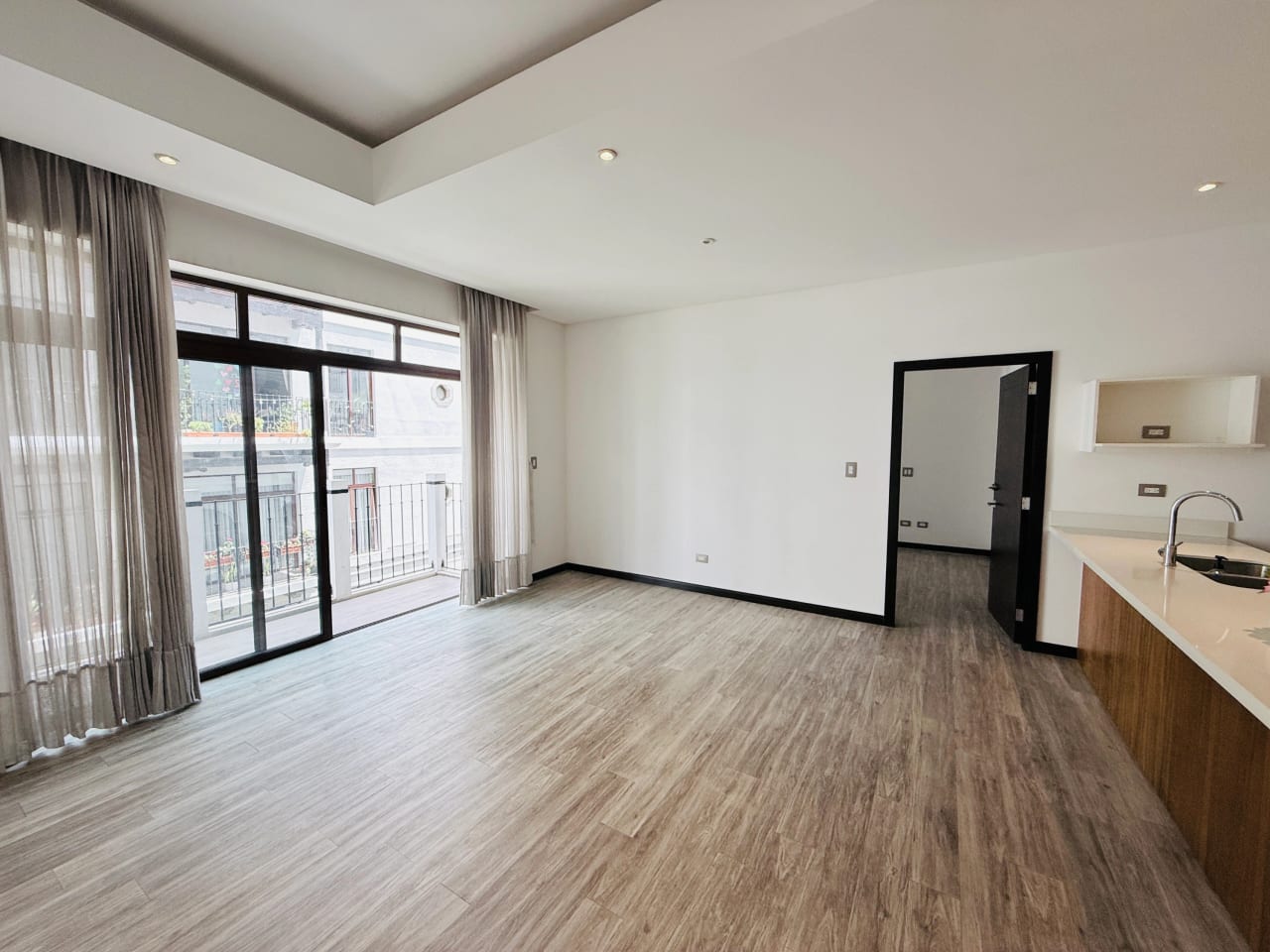 APTO AMPLIO CON BALCÓN 2 HAB/ RENTA LIRIOS DE CAYALÁ Z.16 — Apartamento en Alquiler en Lirios de Cayalá I, Zona 16, Guatemala, Ciudad — foto 4 de 17