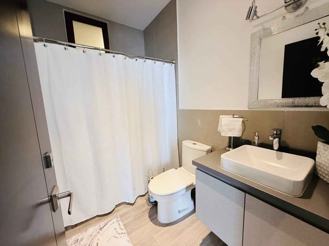 APTO AMPLIO CON BALCÓN 2 HAB/ RENTA LIRIOS DE CAYALÁ Z.16 — Apartamento en Alquiler en Lirios de Cayalá I, Zona 16, Guatemala, Ciudad — foto 9 de 17