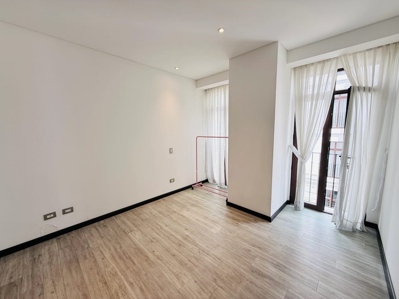 APTO AMPLIO CON BALCÓN 2 HAB/ RENTA LIRIOS DE CAYALÁ Z.16 — Apartamento en Alquiler en Lirios de Cayalá I, Zona 16, Guatemala, Ciudad — foto 10 de 17