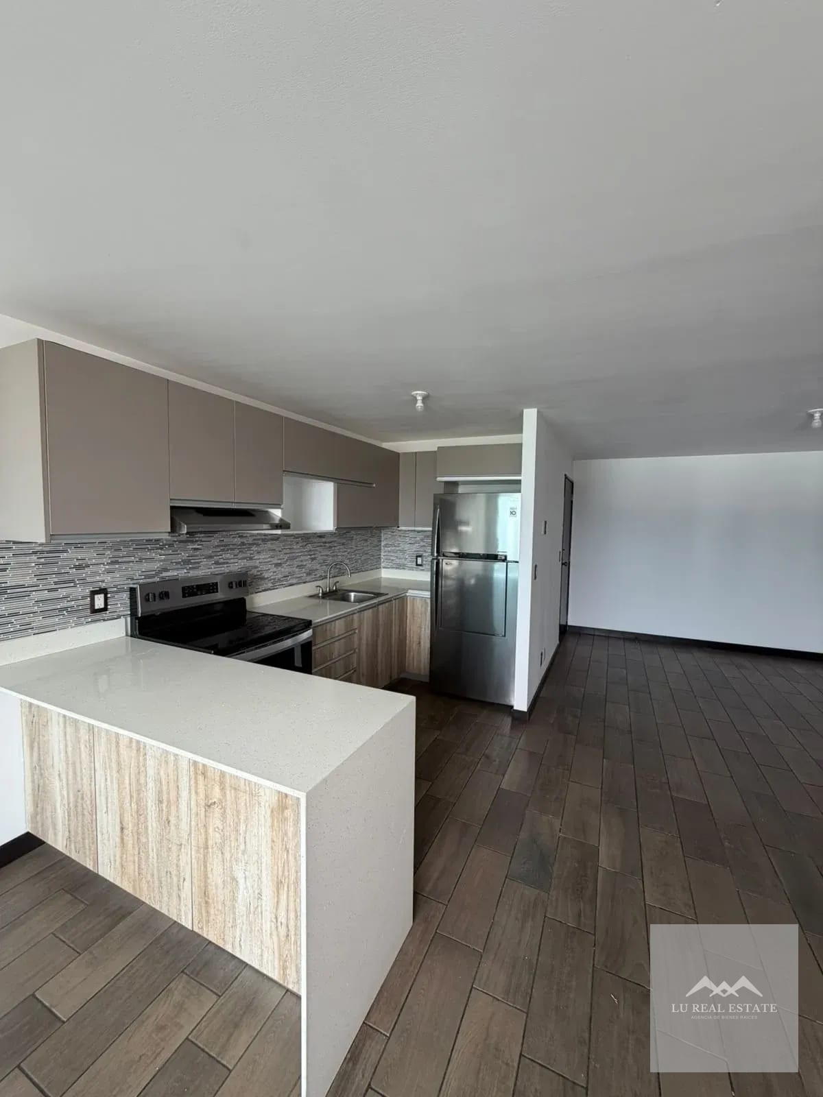 Apartamento amplio de dos habitaciones — Apartamento en Alquiler en Zona 10, Guatemala, Ciudad — foto 1 de 9