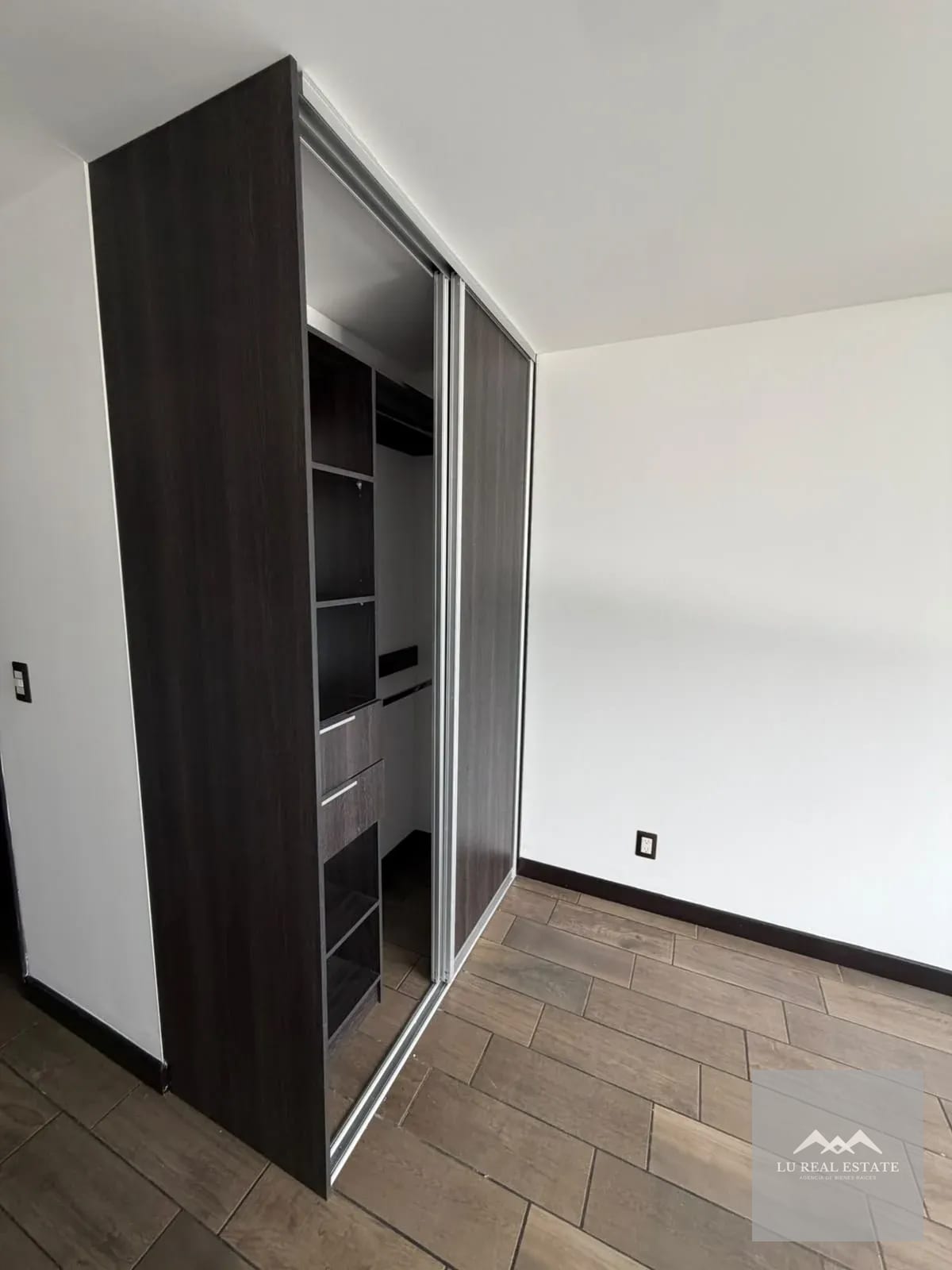 Apartamento amplio de dos habitaciones — Apartamento en Alquiler en Zona 10, Guatemala, Ciudad — foto 4 de 9