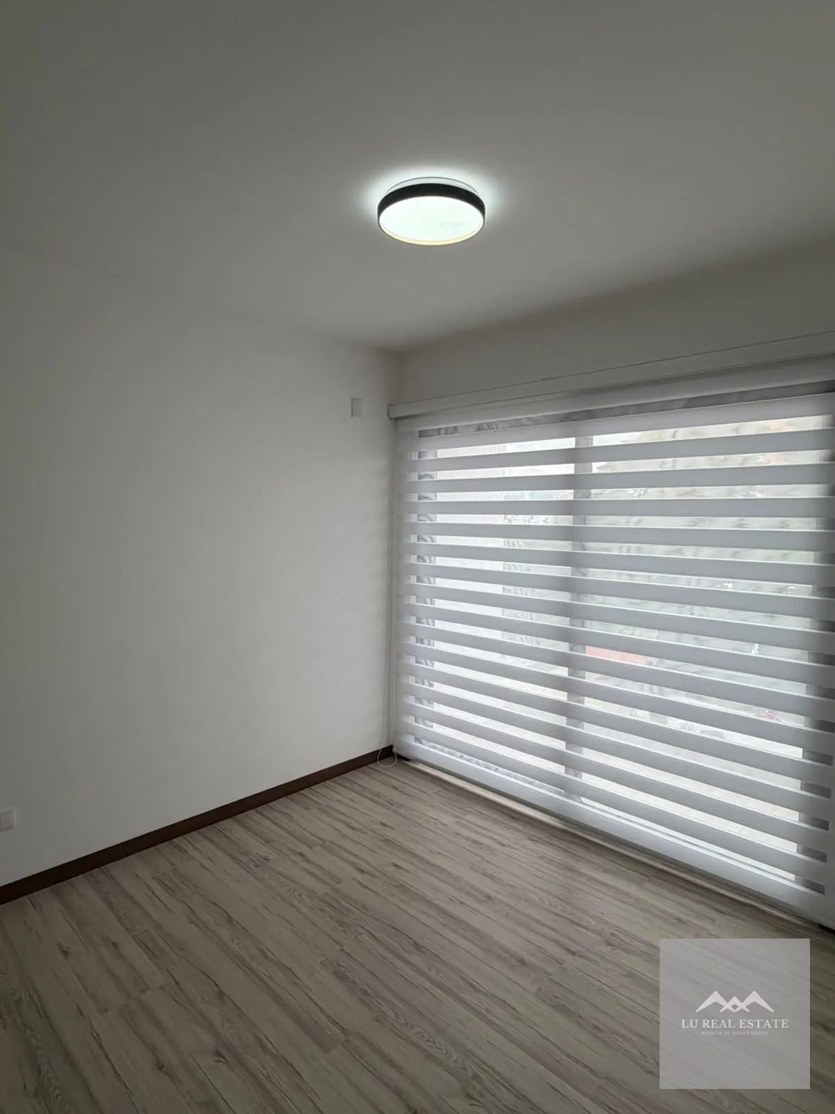 Lindo apartamento de dos habitaciones más estudio — Apartamento en Alquiler en Zona 10, Guatemala, Ciudad — foto 1 de 7