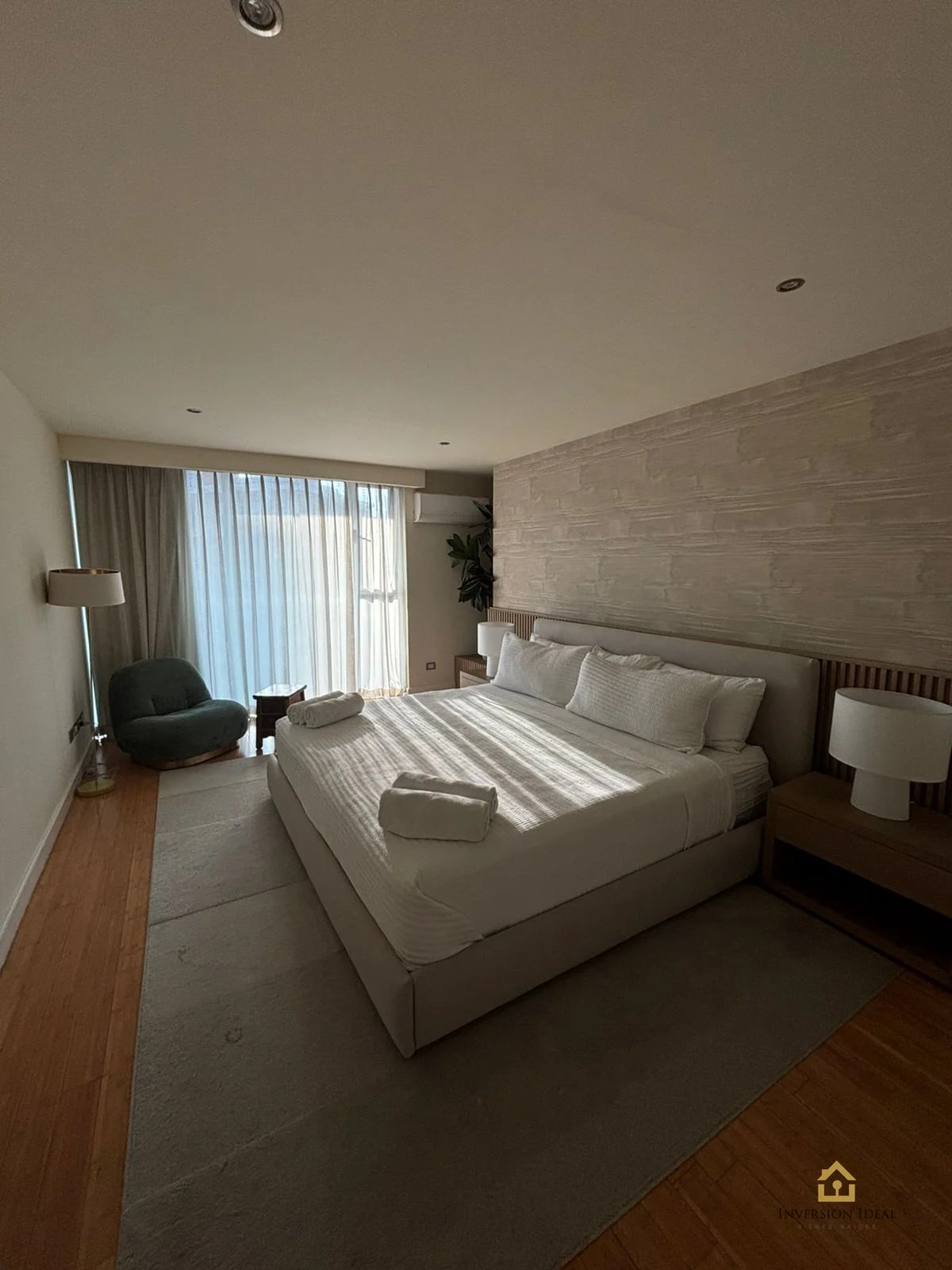 Apto Amueblado 2 Hab + Cuarto de Serv. $2,500 | Edificio Atrium Zona 10 - 14