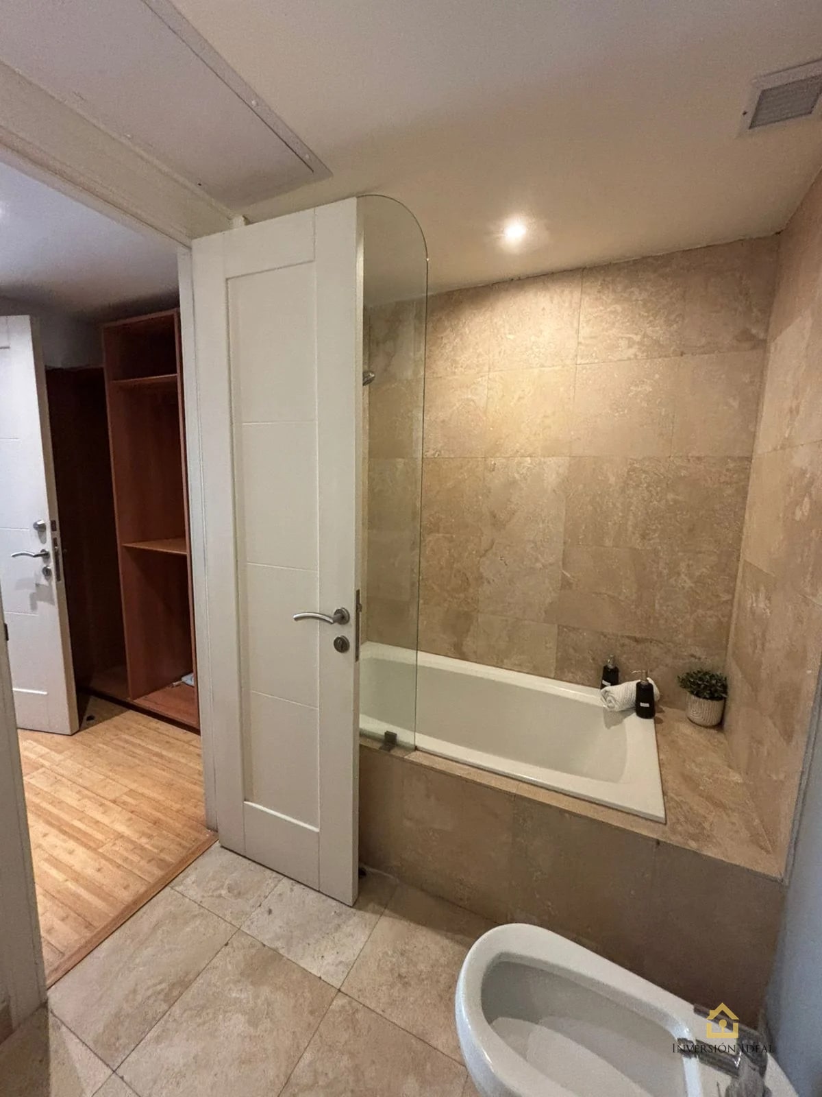 Apto Amueblado 2 Hab + Cuarto de Serv. $2,500 | Edificio Atrium Zona 10 - 15