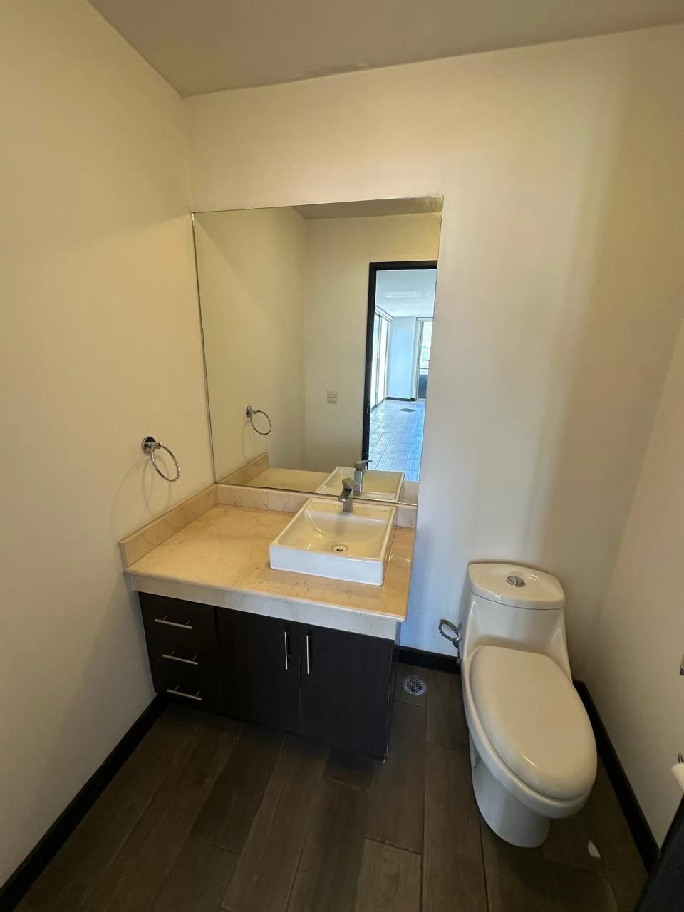 Apartamento de 3 dormitorios con balcón en zona 10 — Apartamento en Alquiler en Zona 10, Guatemala, Ciudad — foto 4 de 16