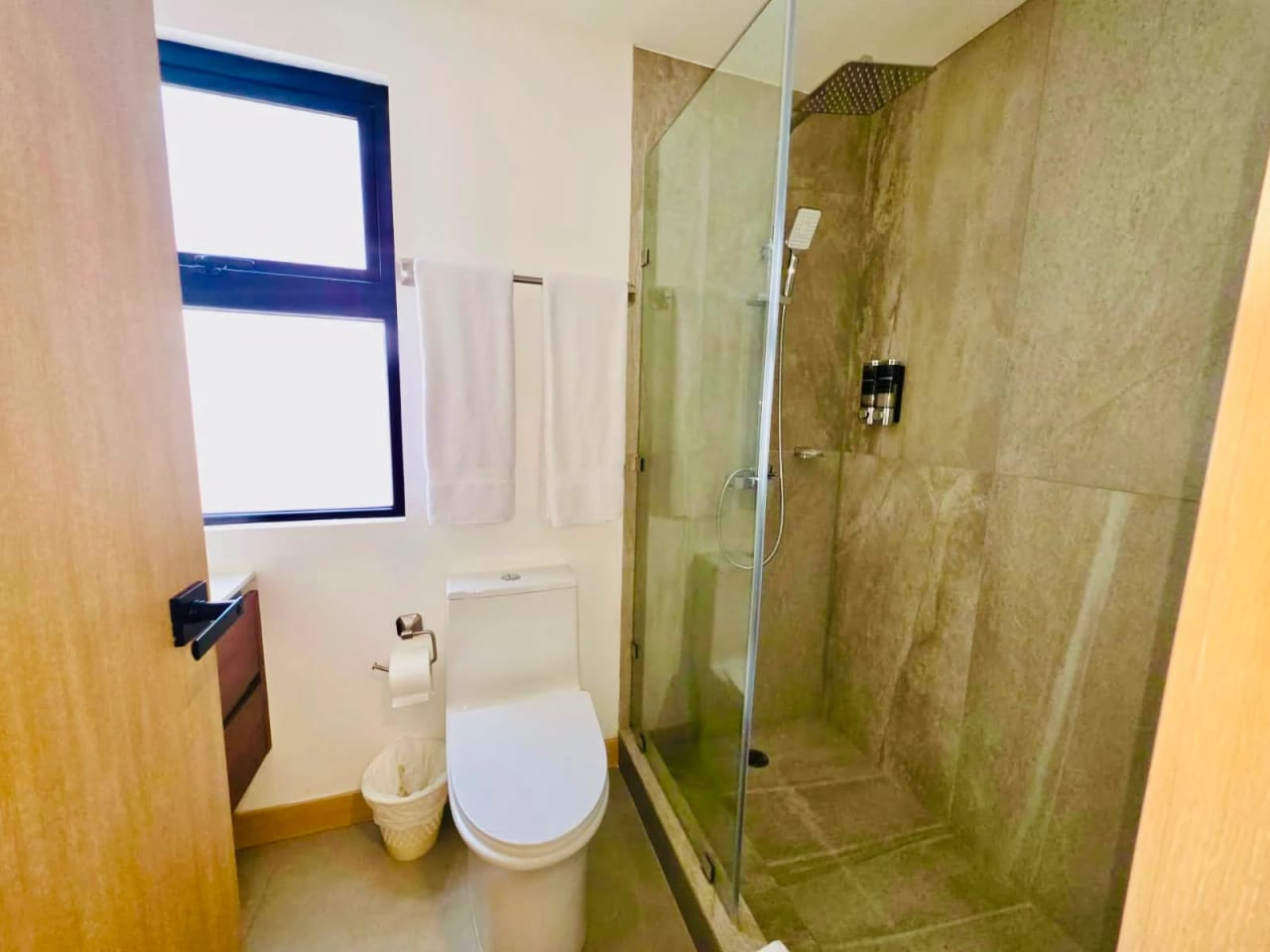 Hermoso apartamento amueblado de 2 dormitorios en zona 10 — Apartamento en Alquiler en Zona 10, Guatemala, Ciudad — foto 3 de 12