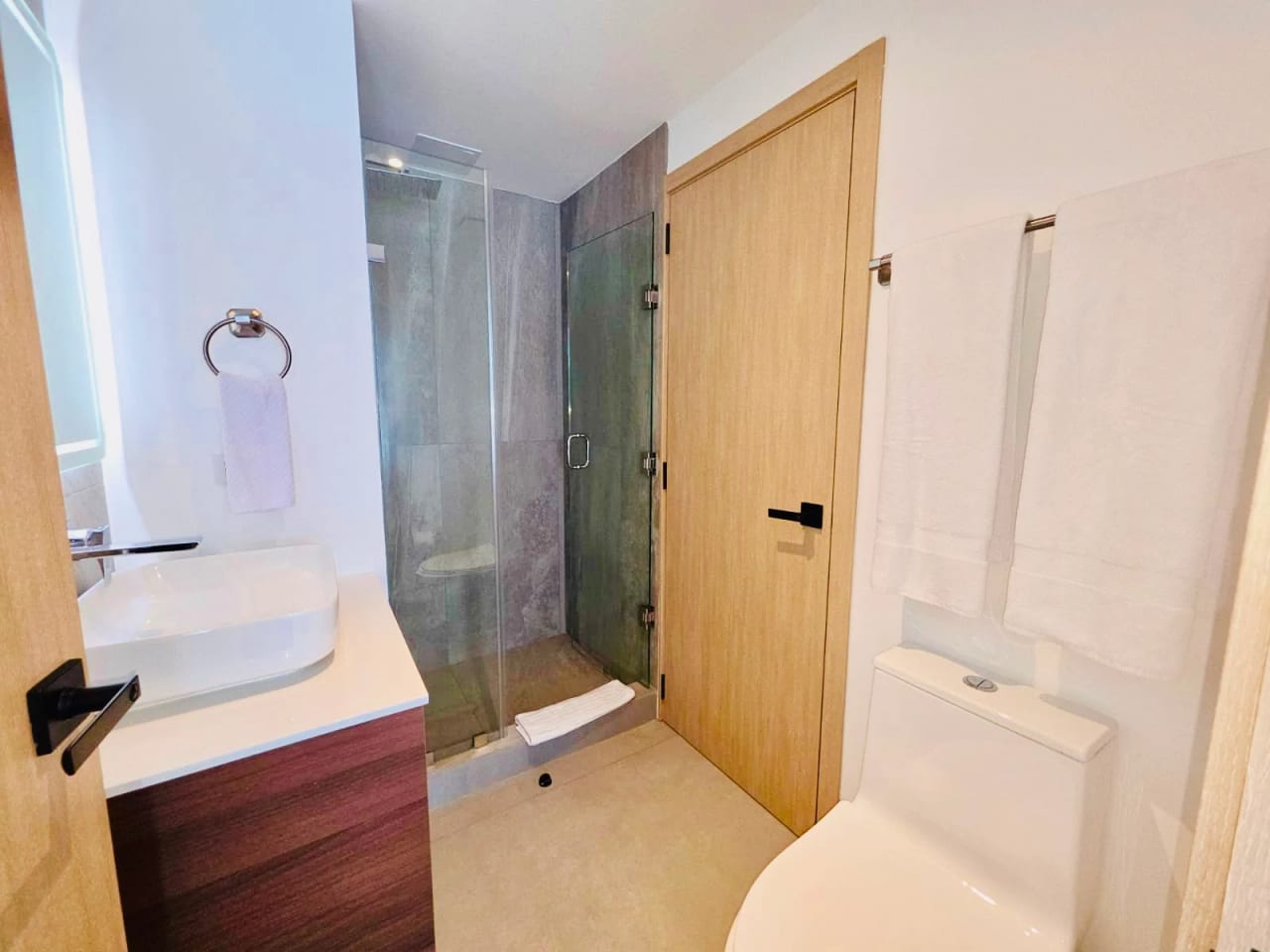 Hermoso apartamento amueblado de 2 dormitorios en zona 10 — Apartamento en Alquiler en Zona 10, Guatemala, Ciudad — foto 6 de 12