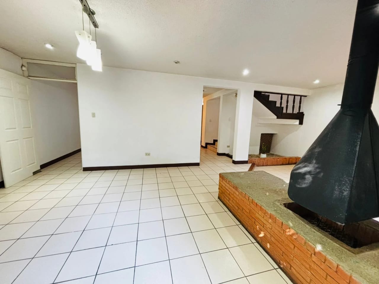 Casa con Jardín, fuera de garita en Km 27 Carretera a El Salvador — Casa en Venta en Carretera a El Salvador, Guatemala, Ciudad — foto 2 de 17