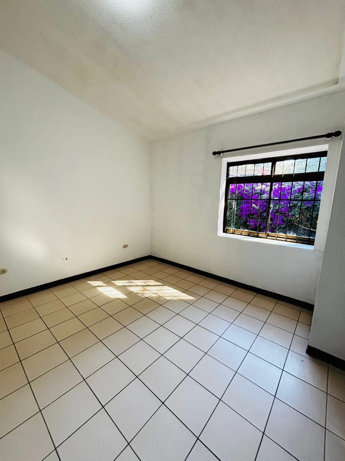 Casa con Jardín, fuera de garita en Km 27 Carretera a El Salvador — Casa en Venta en Carretera a El Salvador, Guatemala, Ciudad — foto 8 de 17