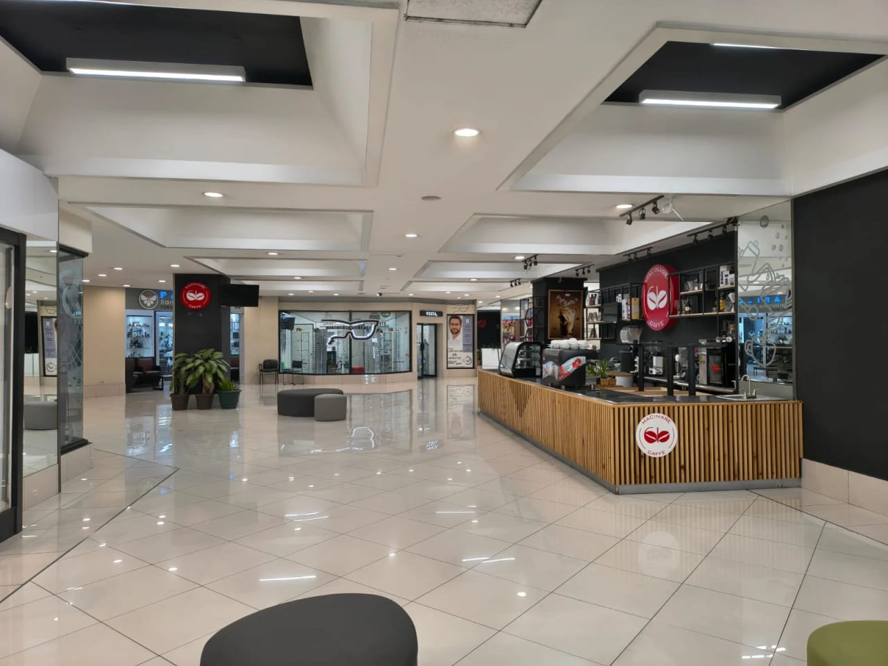 Local en centro Comercial Zona 10, ideal para Café — Local en Alquiler en Zona 10, Guatemala, Ciudad — foto 2 de 5