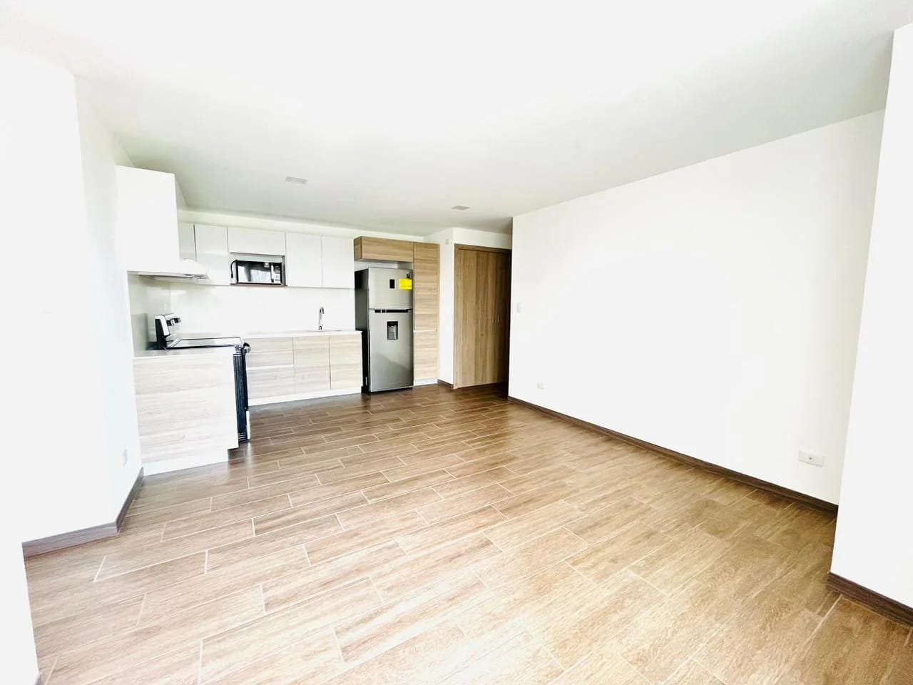 Lindo apartamento de 3 dormitorios en zona 12 — Apartamento en Alquiler en Zona 12, Guatemala, Ciudad — foto 1 de 16