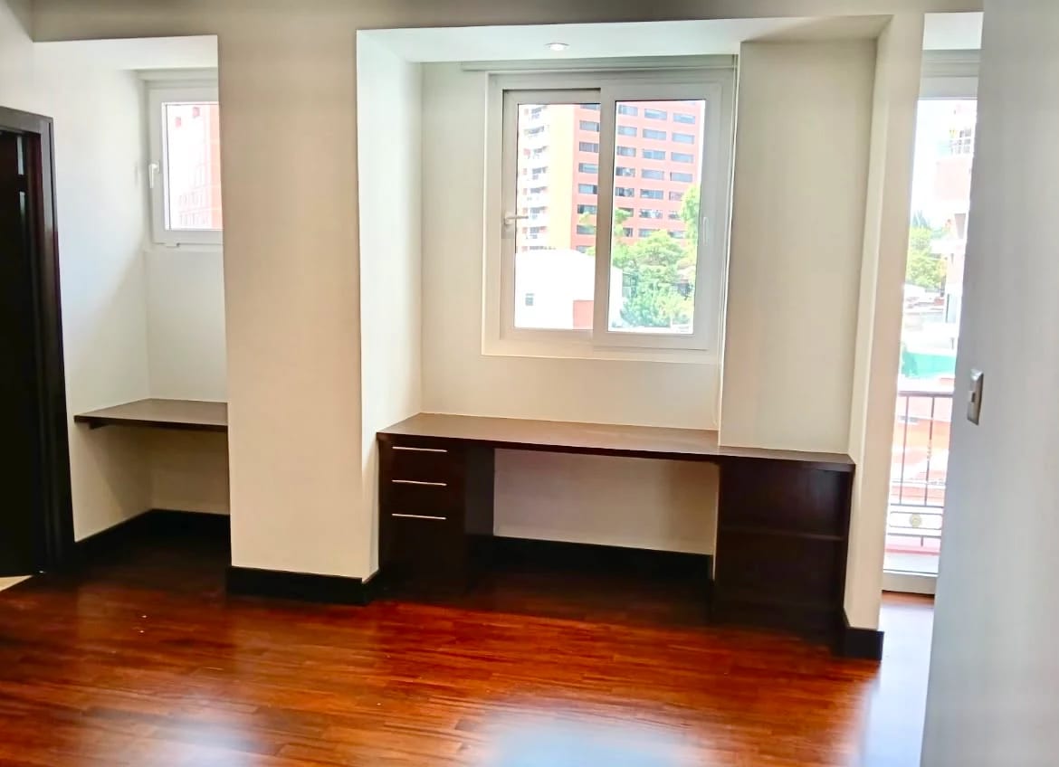 Apartamento de 4 dormitorios de 2 niveles en zona 14 — Apartamento en Alquiler en Zona 14, Guatemala, Ciudad — foto 4 de 8