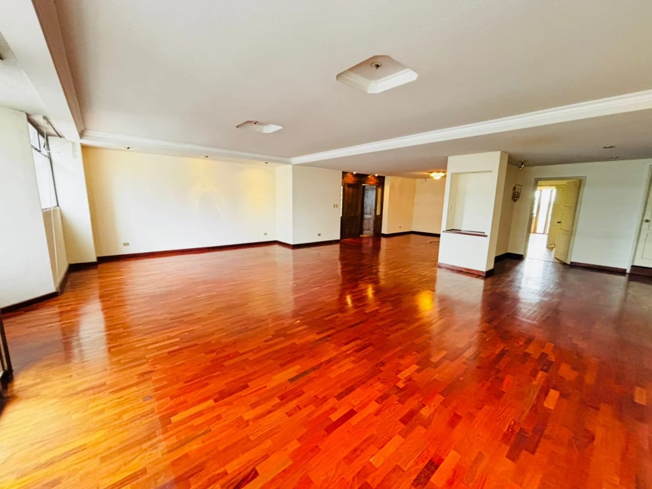 Alquiler de apartamento de 350 metros en edificio Zona 10 — Apartamento en Alquiler en Zona 10, Guatemala, Ciudad — foto 5 de 17