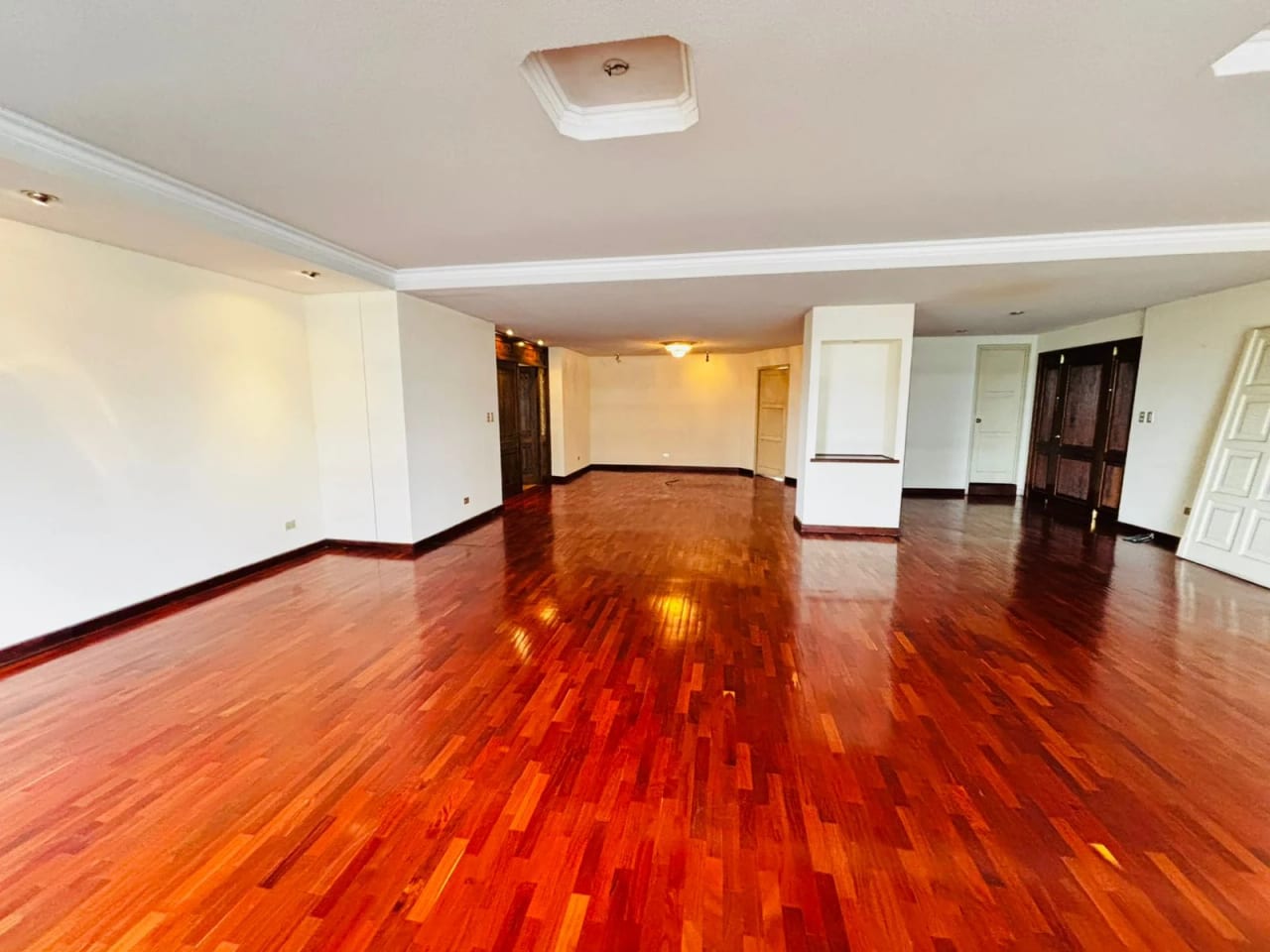 Amplio Apartamento en Avenida Reforma - zona 10 — Apartamento en Alquiler en Zona 10, Guatemala, Ciudad — foto 2 de 17
