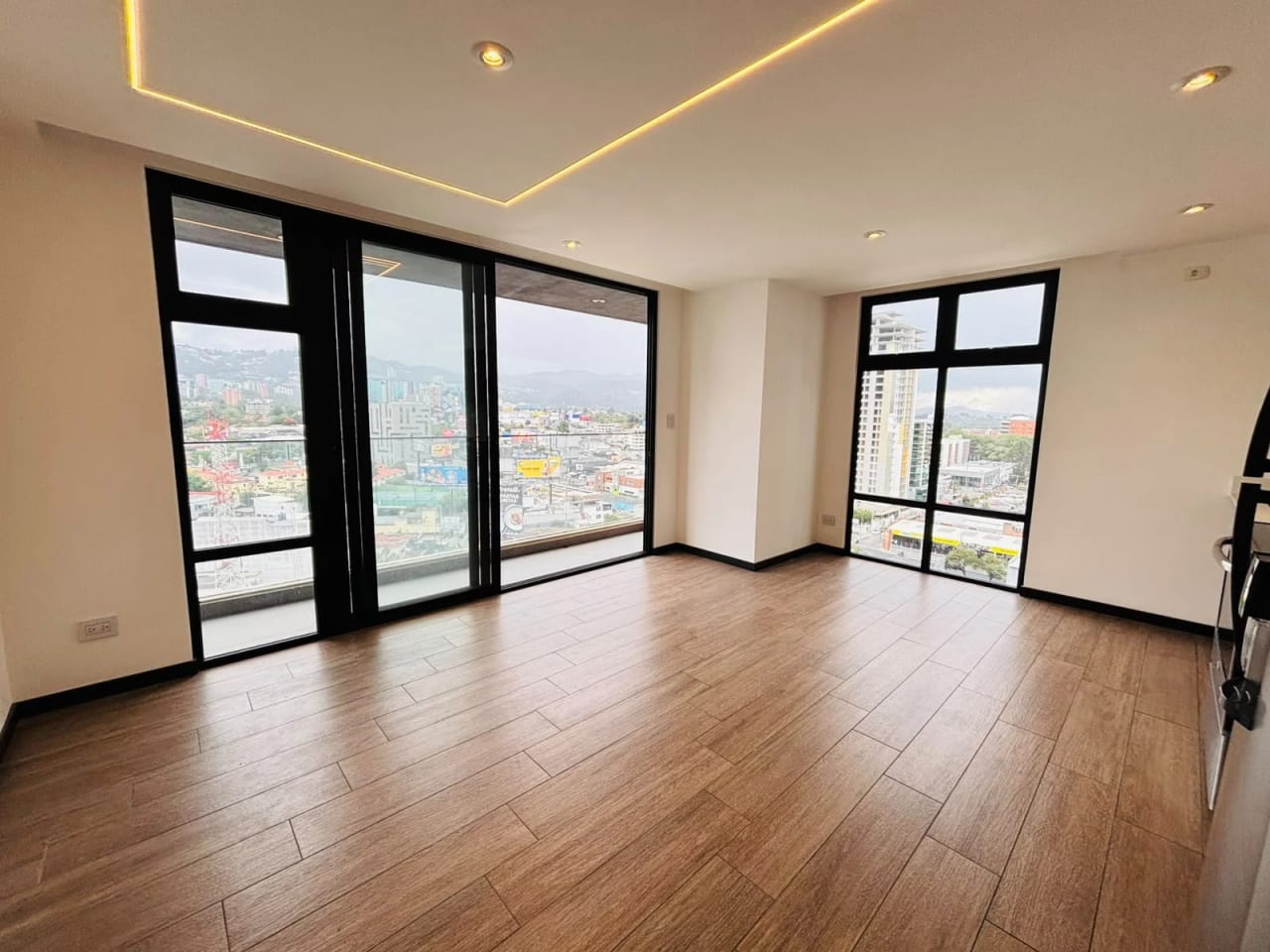 Apartamento excelente ubicación en zona 10 -IQ10 — Apartamento en Venta en Zona 10, Guatemala, Ciudad — foto 3 de 11