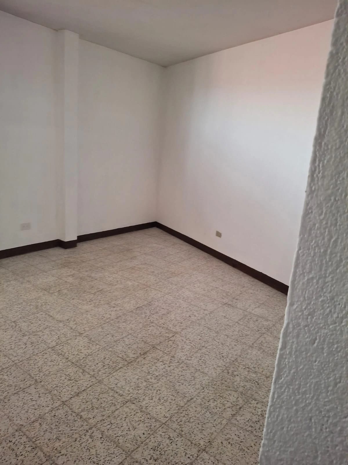 APARTAMENTO DE 2 NIVELES - FUERA DE GARITA - KAMINAL JUYÚ I ZONA 7 — Apartamento en Alquiler en Zona 7, Guatemala, Ciudad — foto 5 de 14