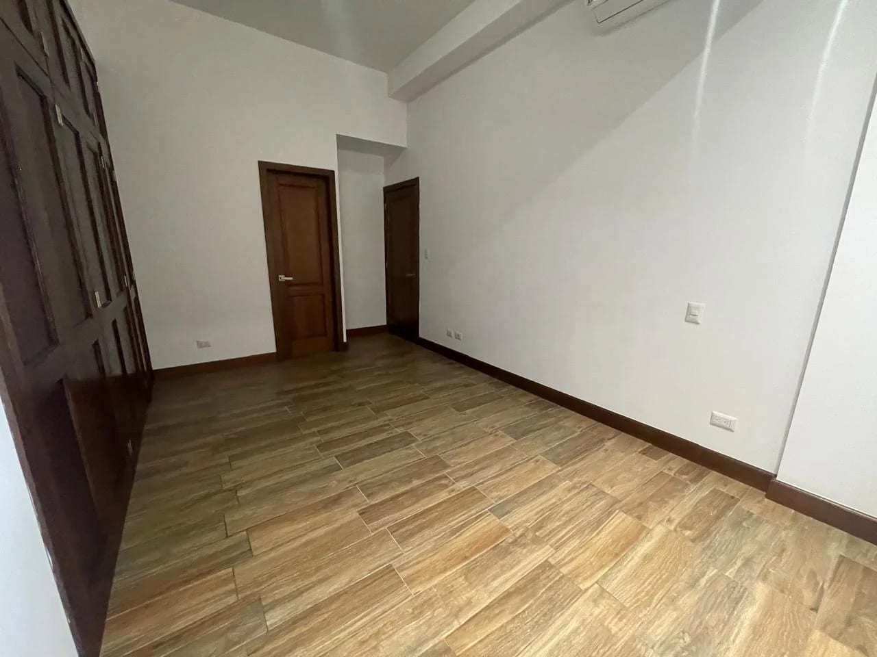 Apartamento en Renta en Zona 10 — Apartamento en Alquiler en Salvattore, Zona 10, Guatemala, Ciudad — foto 2 de 8