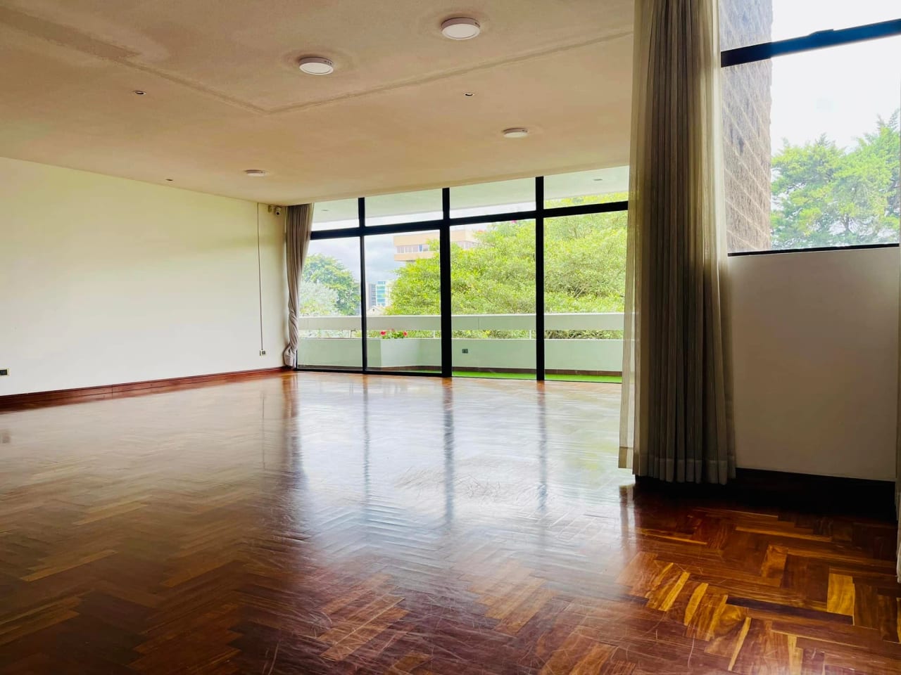 APARTAMENTO EN VENTA EN ZONA 14 EDIFICIO VILLA MAYOR - Image 2