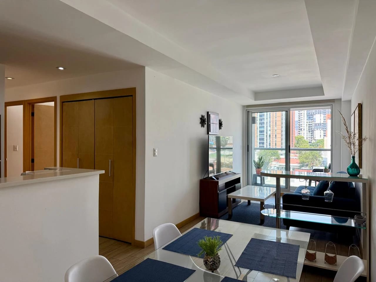 APARTAMENTO AMUEBLADO EN VENTA EN ZONA 10 CITY HAUS - Image 2
